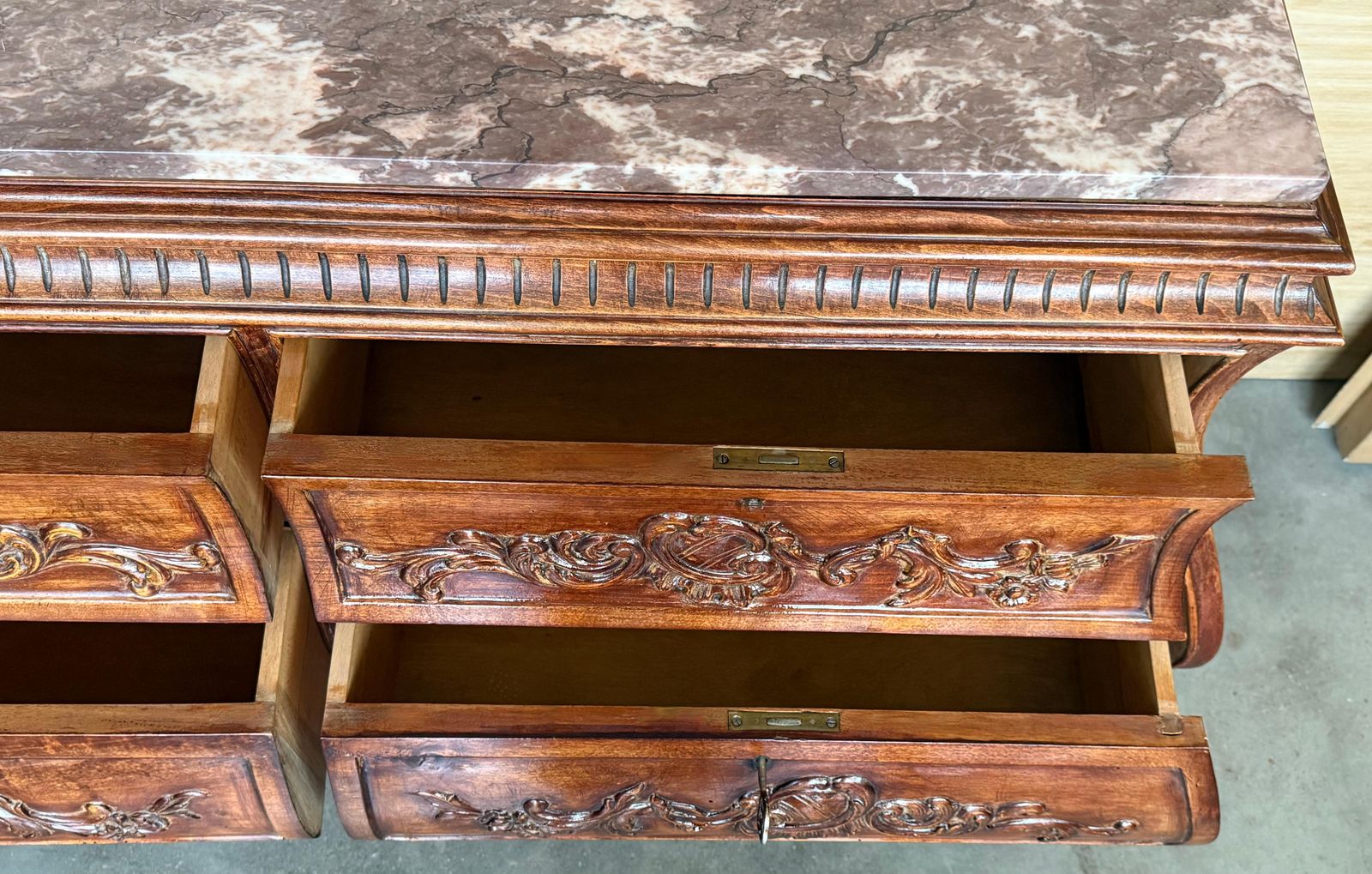 Commode double bombée en noyer sculpté de style Louis XV provincial français, XIXe siècle photo buy