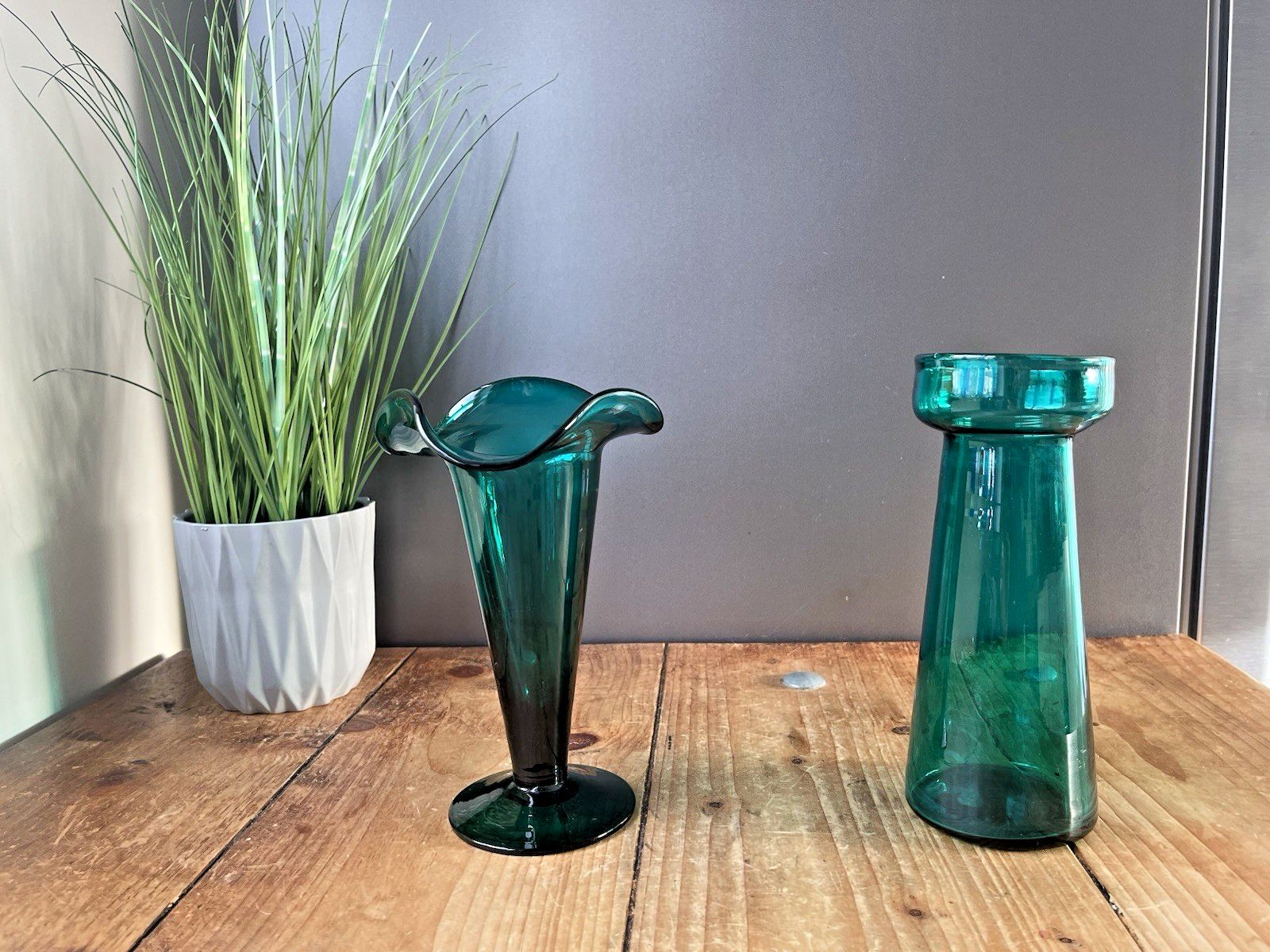 photo vintage Gorgeous Antique 19th Century C1860 Bristol Green Glass Ruffled Rim Edge Vase