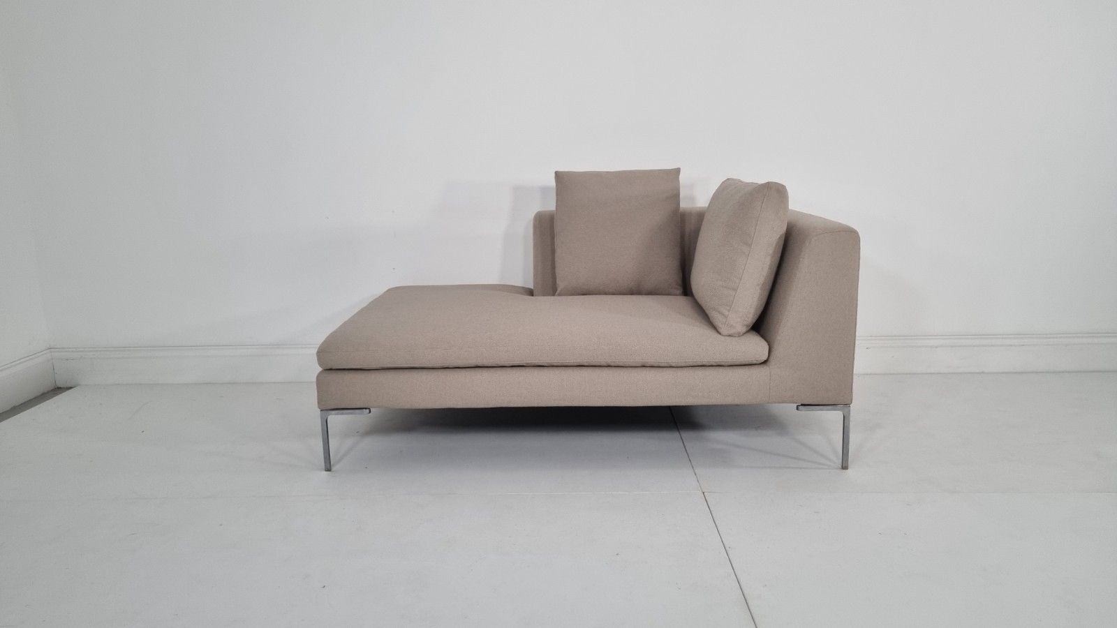 Bb Italia Charles Chaise In Stone Boucle In Excellent Condition photo furniture