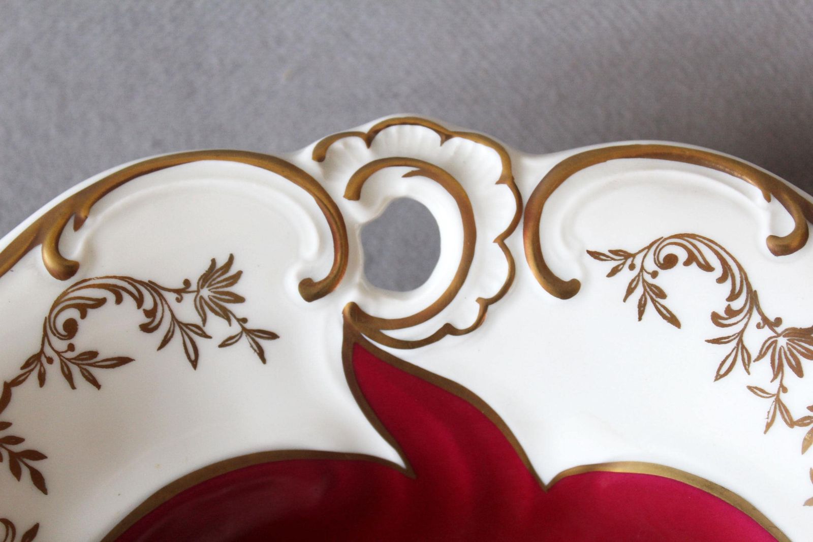 Grote Vintage Porseleinen Serveerschaal Van Weimar Germany, Diepe Schaal, Donkerrood Met Gouden Verguldsel, Geperforeerde Rand, Fruitschaal, Ilse photo vinterior