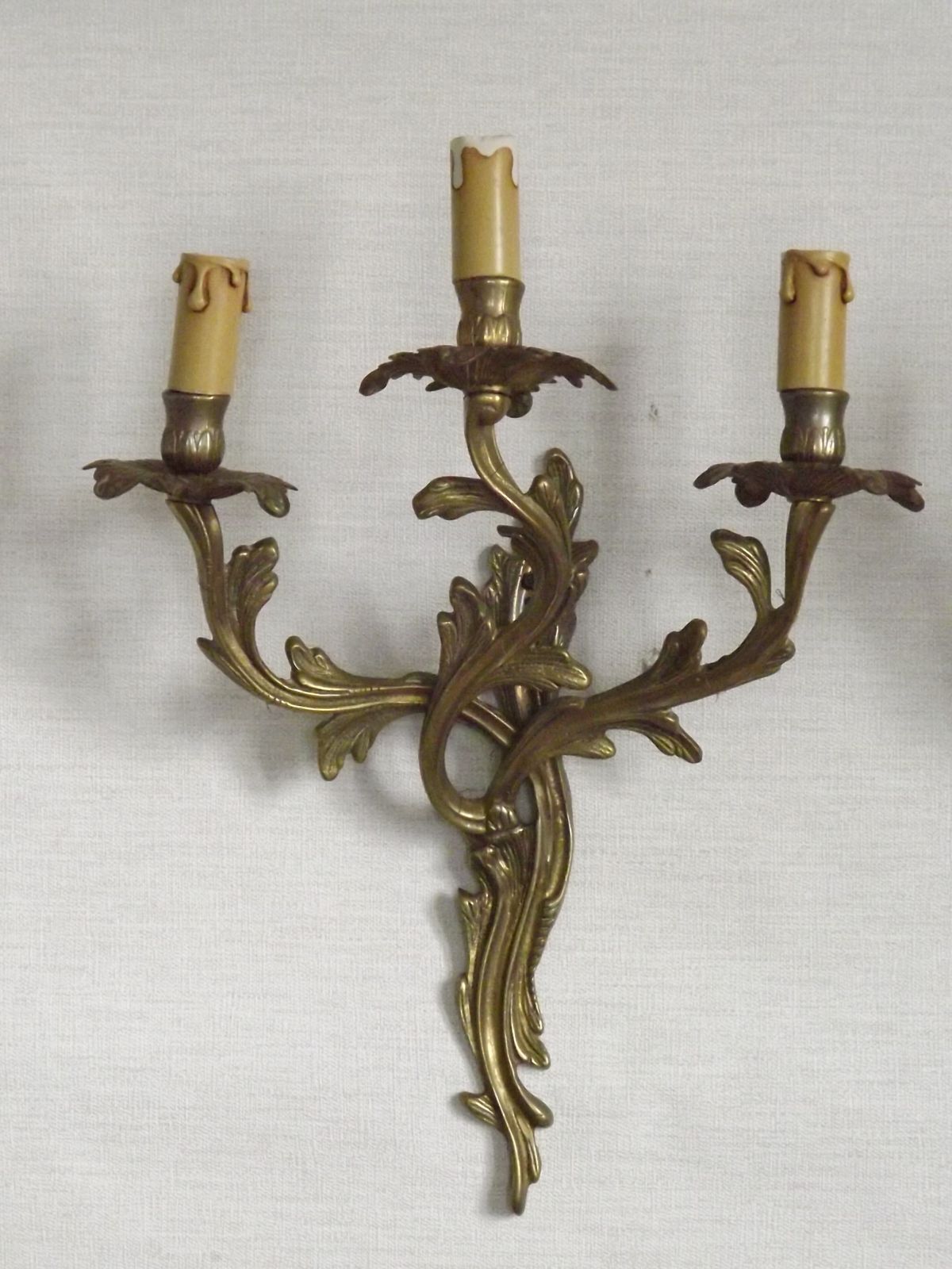 Paire d'appliques murales d'époque françaises à trois bras en bronze, décor d'acanthe photo buy