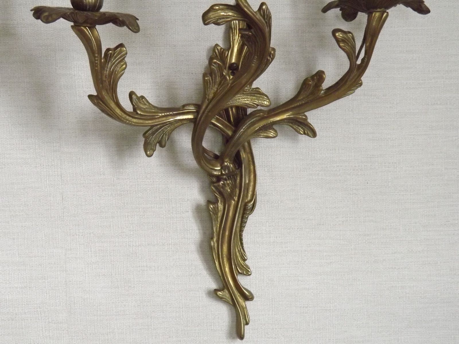 photo furniture Paire d'appliques murales d'époque françaises à trois bras en bronze, décor d'acanthe