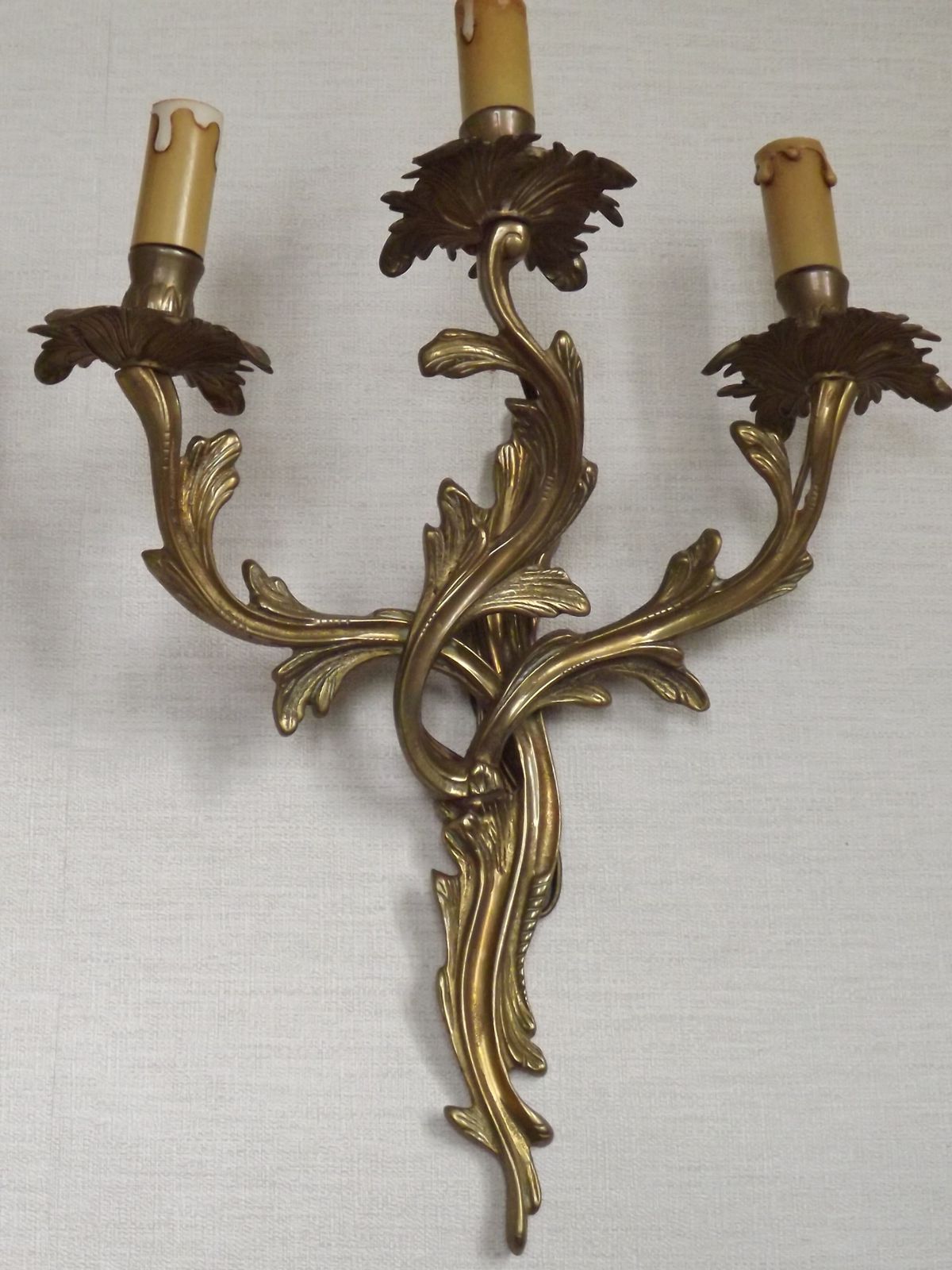 photo buy Paire d'appliques murales d'époque françaises à trois bras en bronze, décor d'acanthe