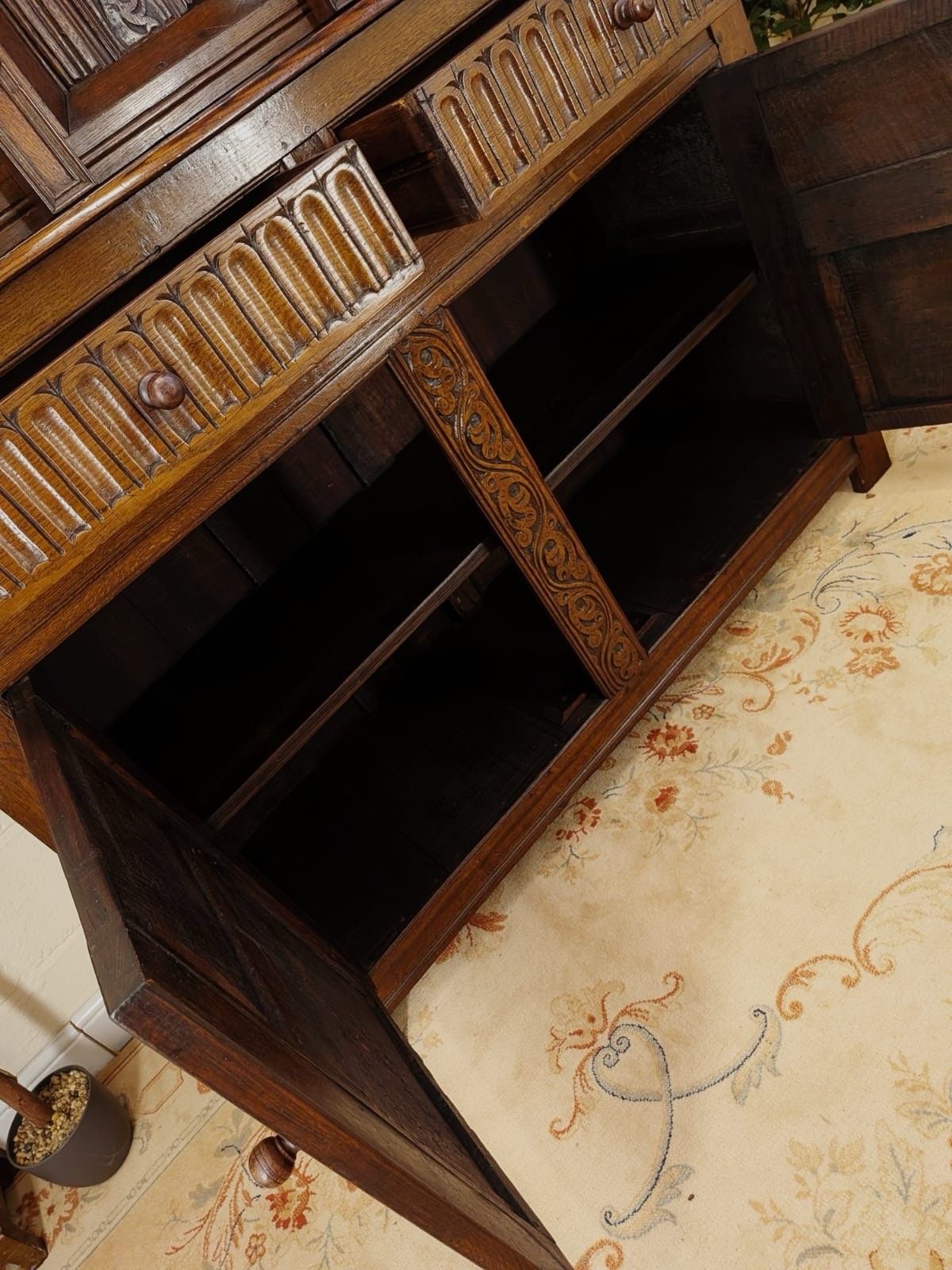 photo vinterior Rare 18th Century Georgian Period Large Solid Oak Carved Court Cupboard