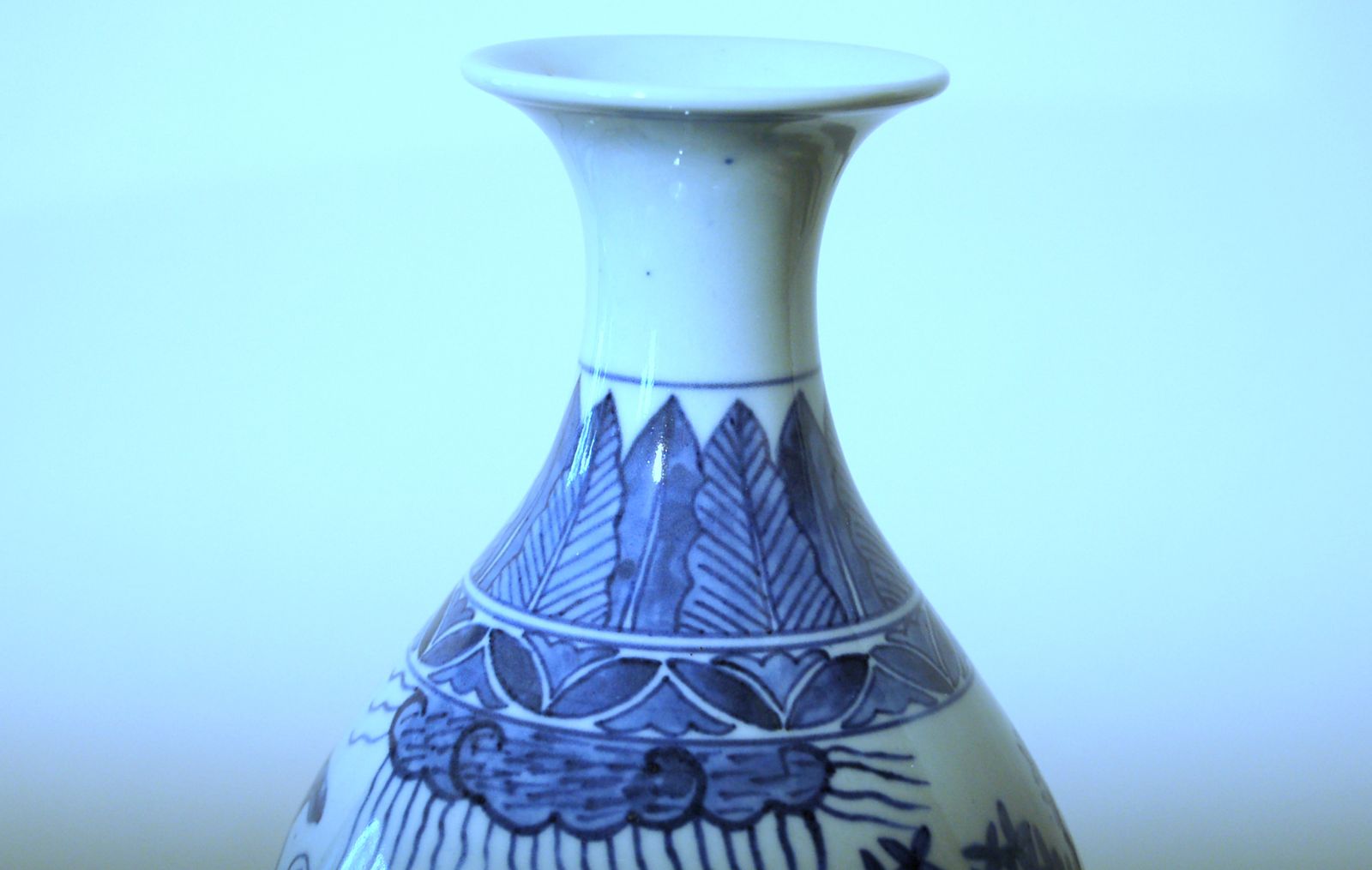 Small Porcelain Vase   Qing Dynasty / Qianlong   Jiaqing Period / 19th Century photo furniture