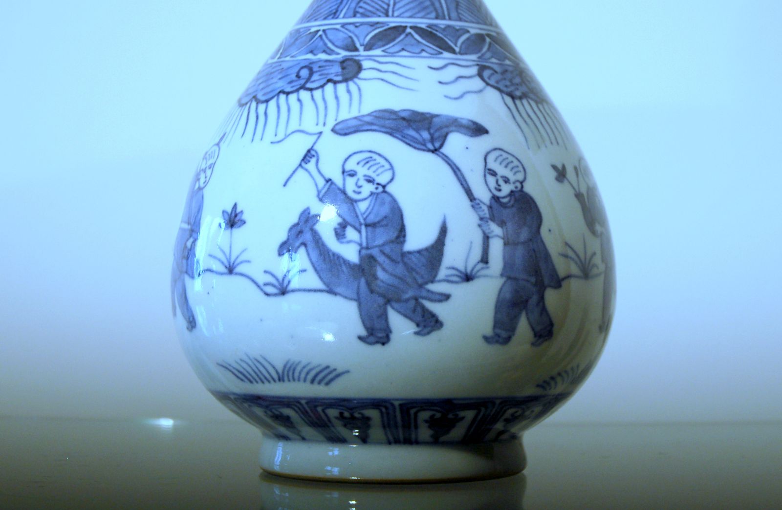 Small Porcelain Vase   Qing Dynasty / Qianlong   Jiaqing Period / 19th Century photo 390.0