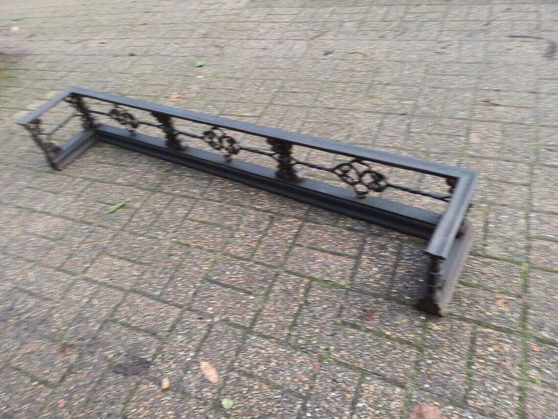 photo vinterior Grand Vintage Victorian Cast Iron And Steel Fireplace Fender 35kg Ornate Scrollwork Original Antique Architectural