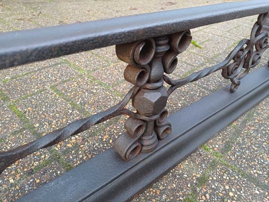 photo vintage Grand Vintage Victorian Cast Iron And Steel Fireplace Fender 35kg Ornate Scrollwork Original Antique Architectural