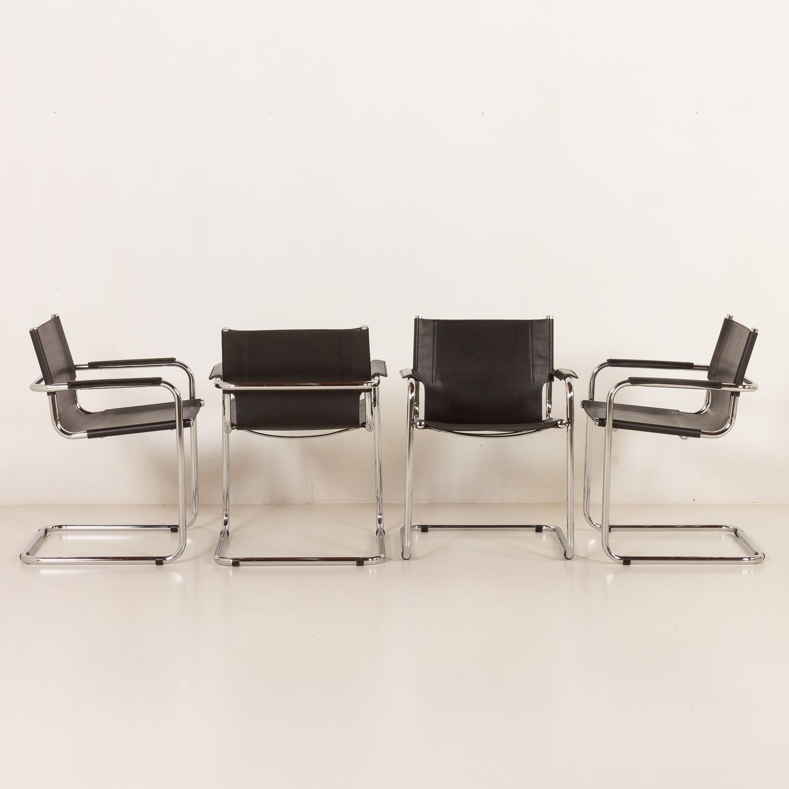 photo vintage Bauhaus Style Italian Chairs Attr. To Matteograssi, Set Of 8, 1970s