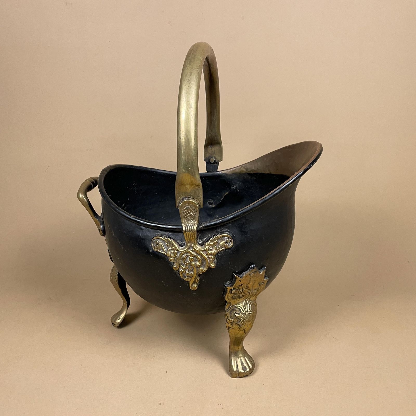 Antique Metal Gold Brass Black Coal Bucket Handle Fireside Fire Side Scuttle Log Helmet Farmhouse Cottage Vintage Fireplace 3 Ornate Feet