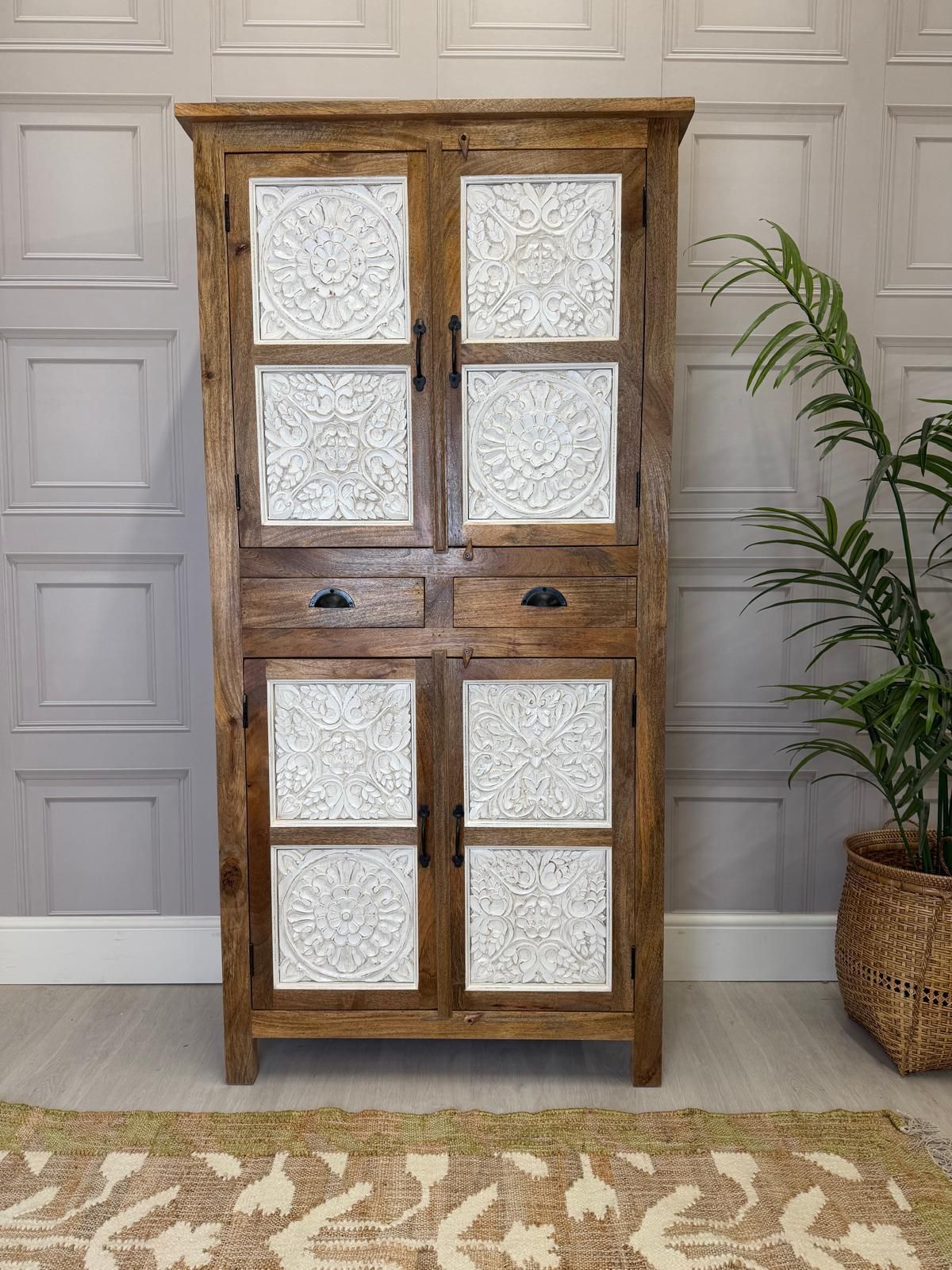 Mangohout vierdeurs armoire, witgekalkte gesneden panelen en natuurlijk gepolijst frame