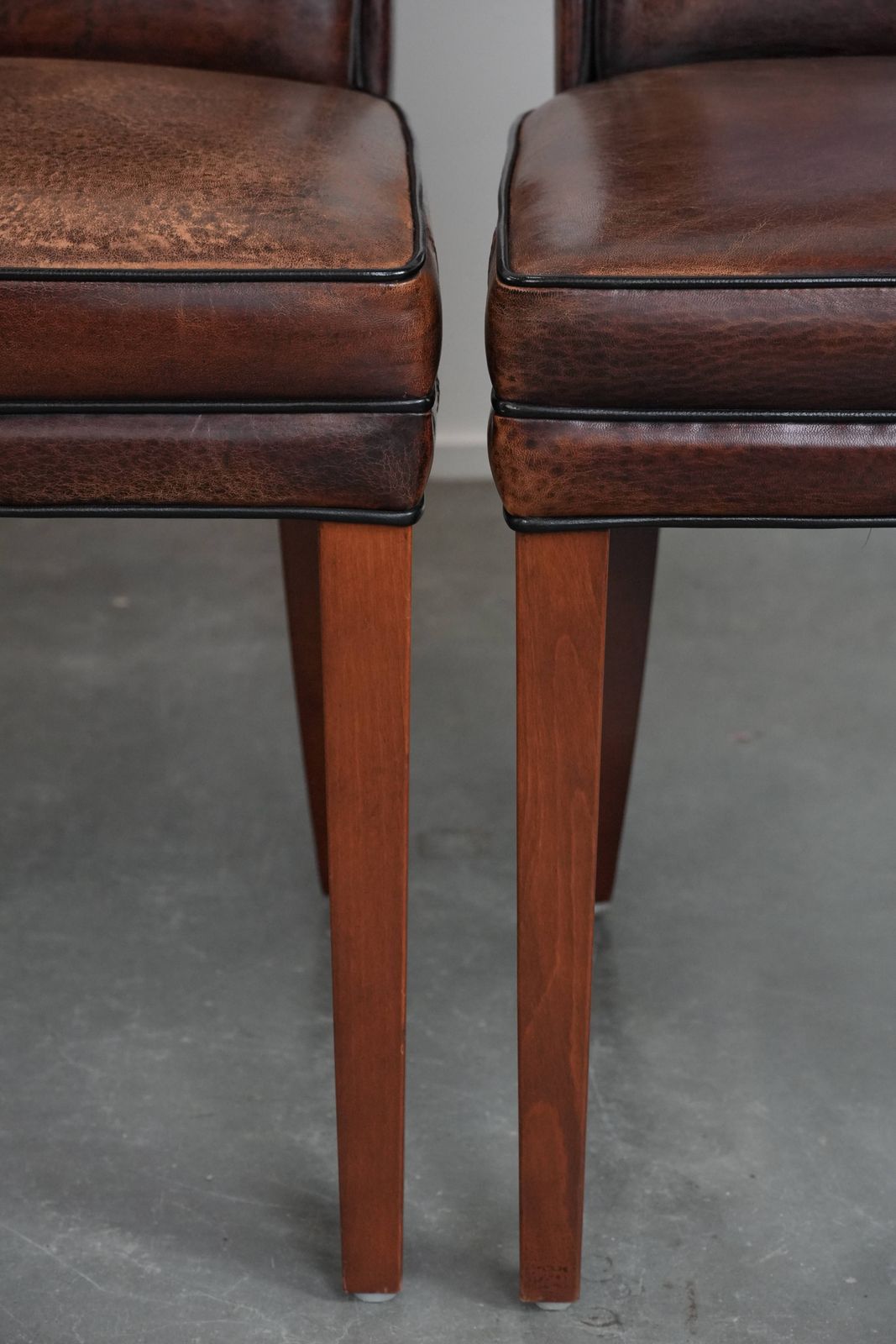 photo vintage Comfortable Set Of 4 Beautiful Sheepskin Dining Chairs With Character And Beautiful Warm Colors