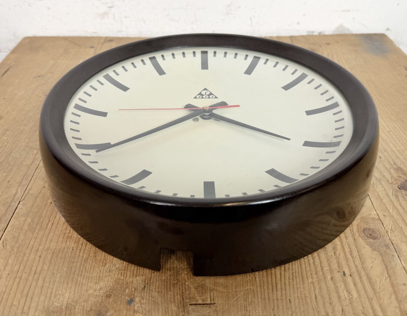 photo vinterior Industrial Brown Bakelite Factory Wall Clock From Pragotron, 1960s