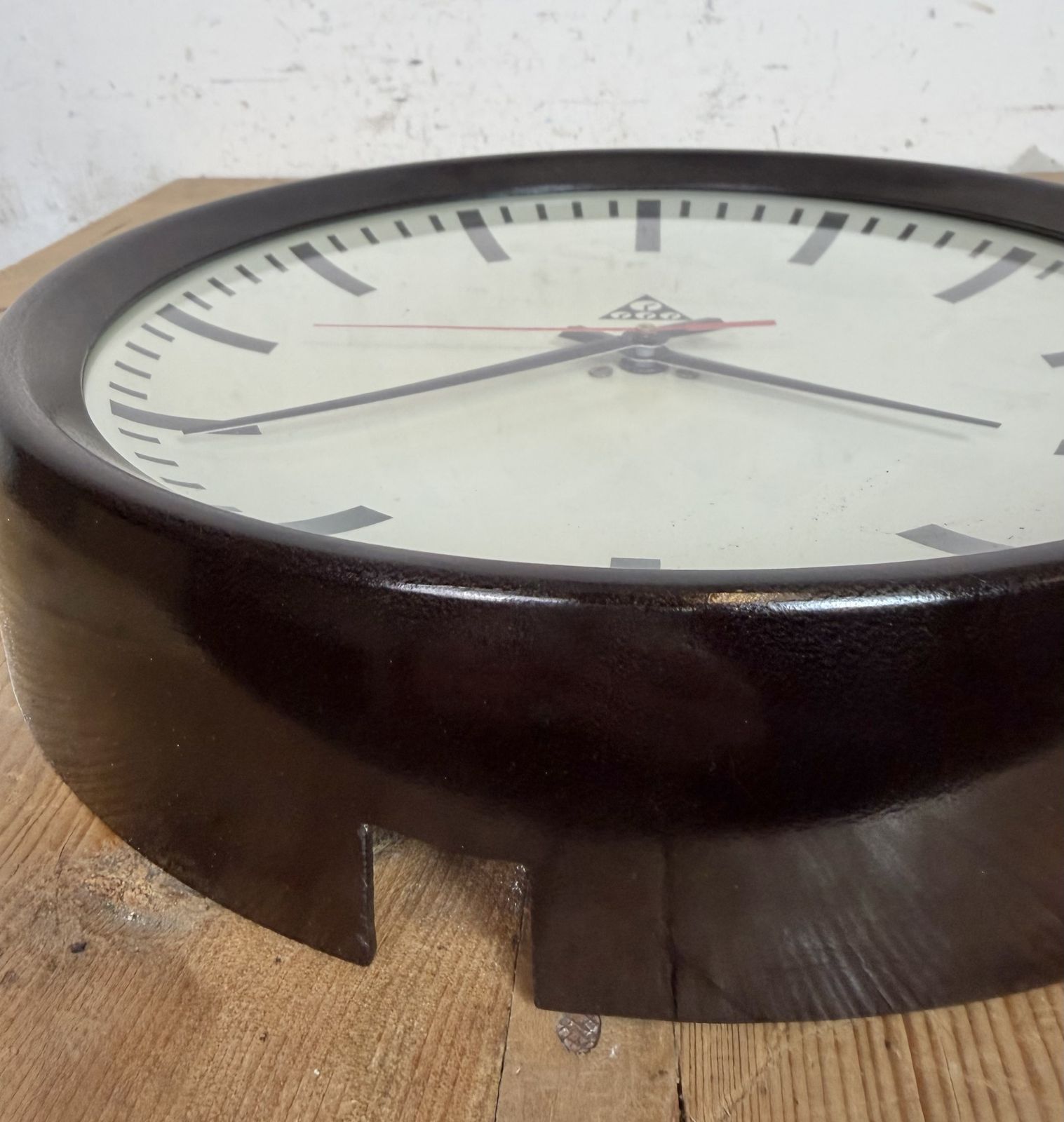 photo vintage Industrial Brown Bakelite Factory Wall Clock From Pragotron, 1960s