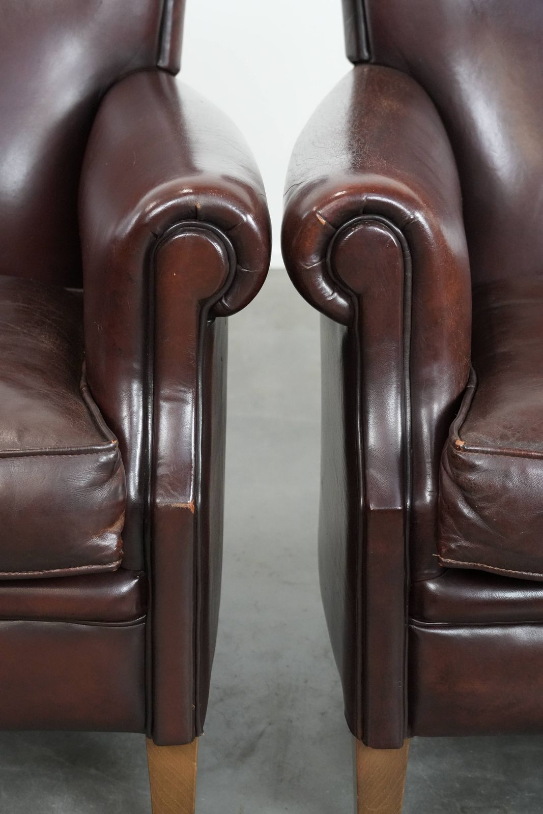 photo for sale Set Van 2 Luxe Schapenleren Fauteuils / Fauteuils Met Een Tijdloze Uitstraling En Mooie Donkere Kleuren