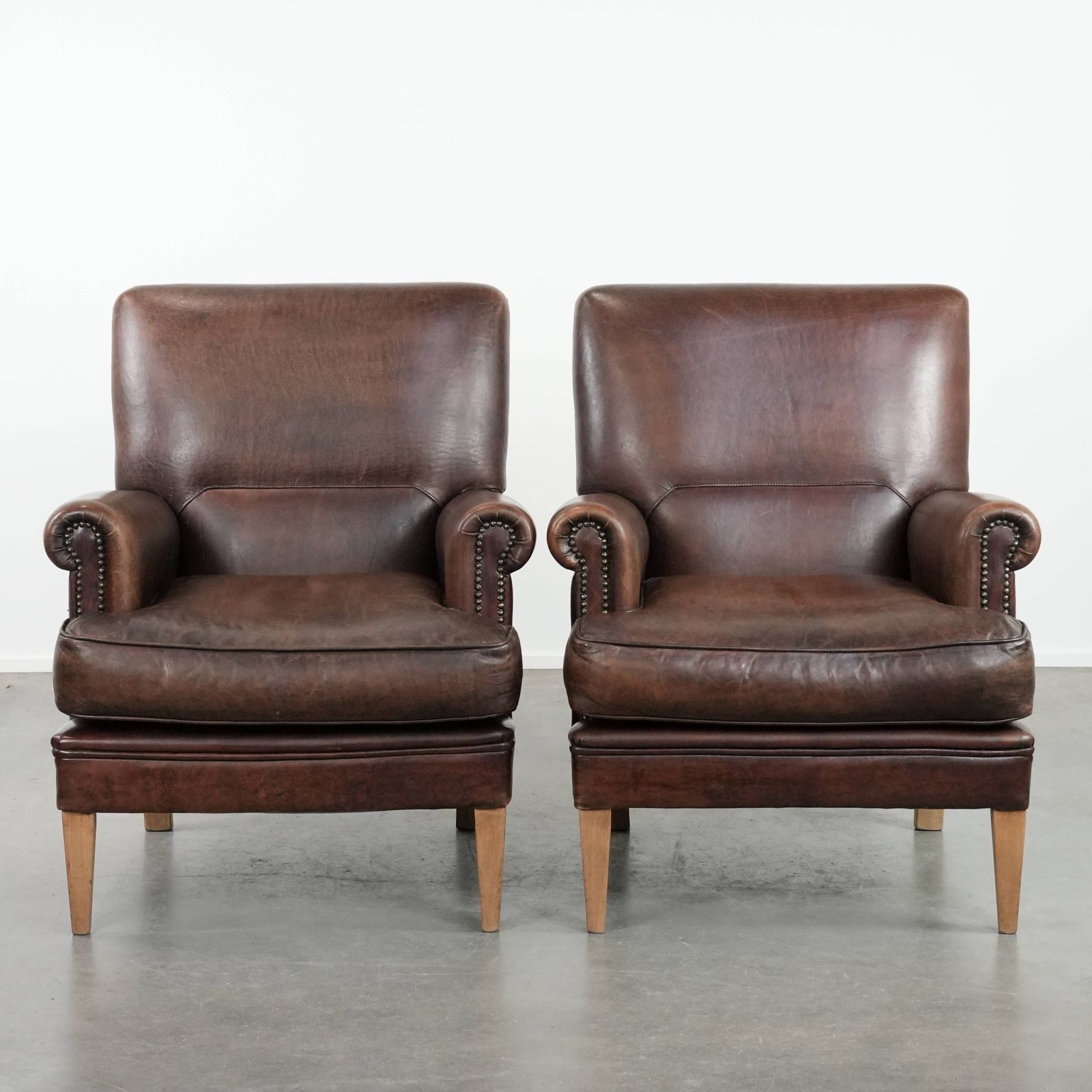 Set Van Twee Karaktervolle Schapenleren Fauteuils Met Een Mooie Diepe Kleur