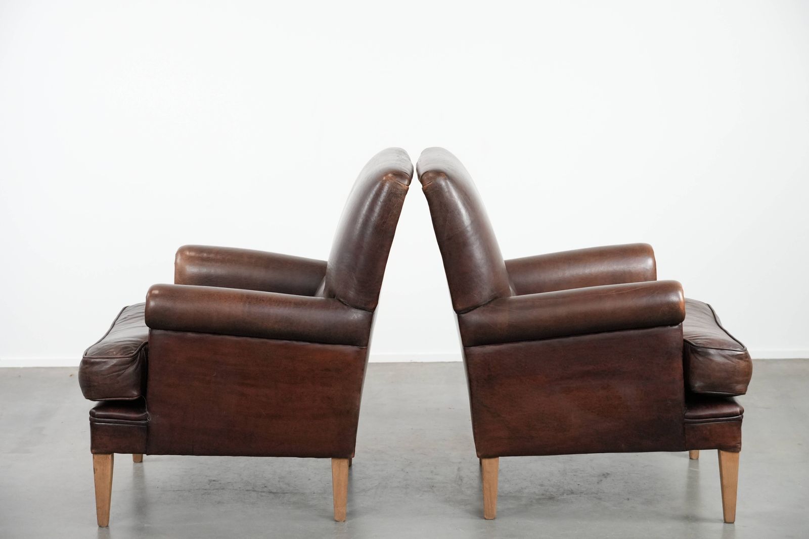 Set Van Twee Karaktervolle Schapenleren Fauteuils Met Een Mooie Diepe Kleur photo Meubels