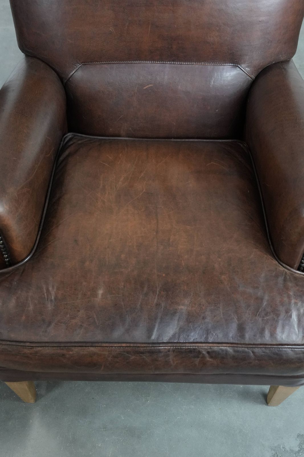 Set Van Twee Karaktervolle Schapenleren Fauteuils Met Een Mooie Diepe Kleur photo vinterior