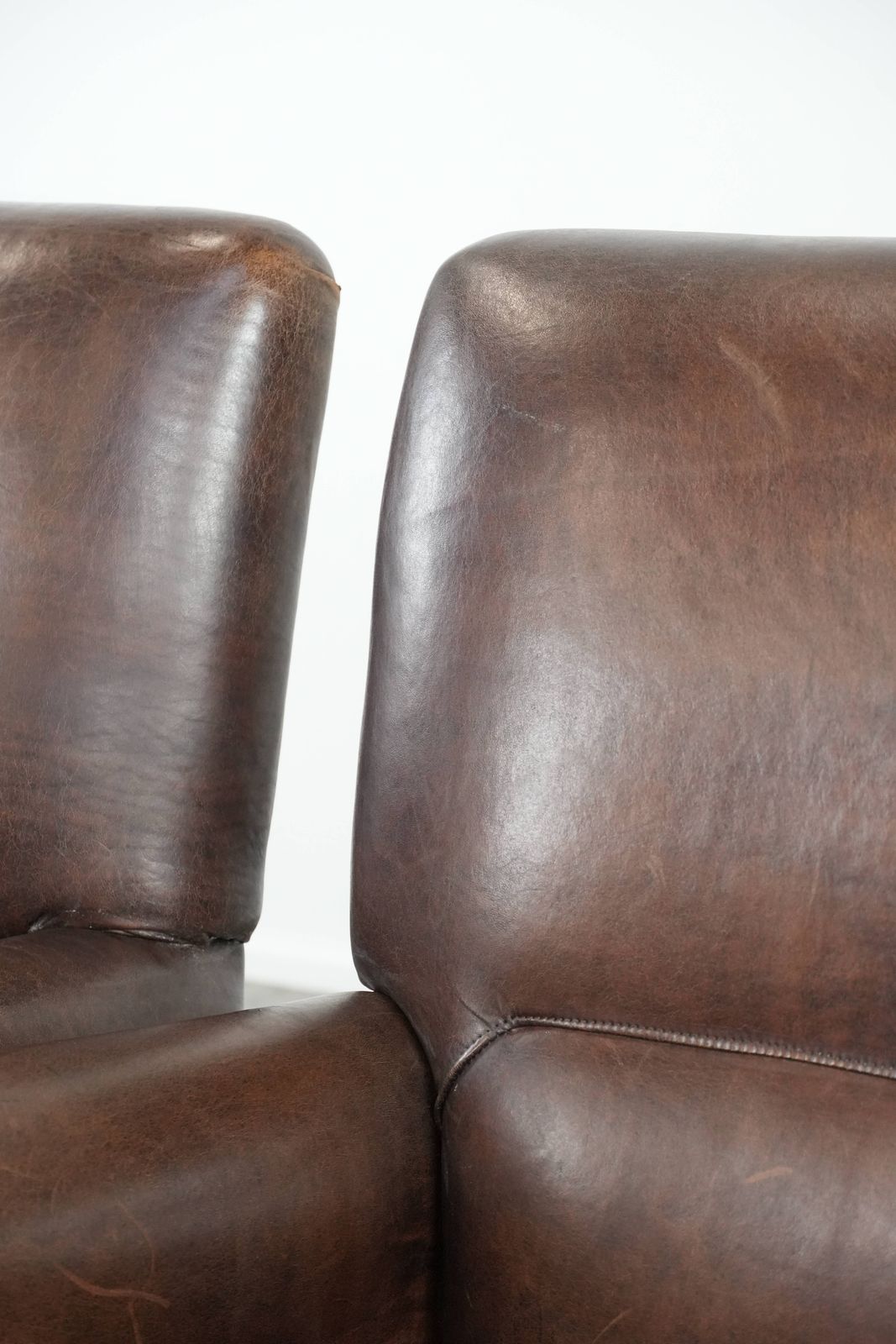 photo buy Set Van Twee Karaktervolle Schapenleren Fauteuils Met Een Mooie Diepe Kleur
