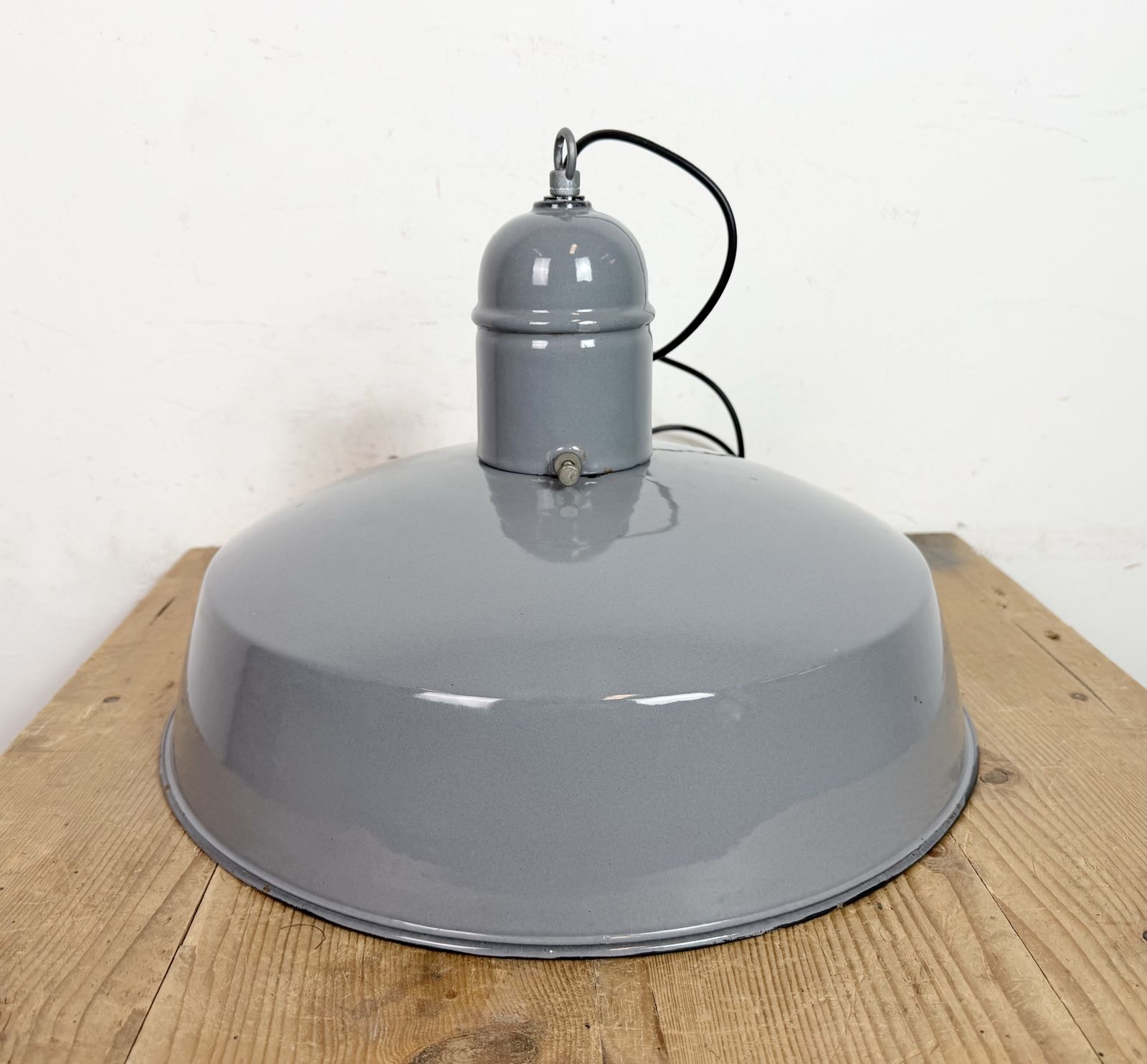 photo vinterior Industrial Grey Enamel Factory Pendant Lamp, 1960s