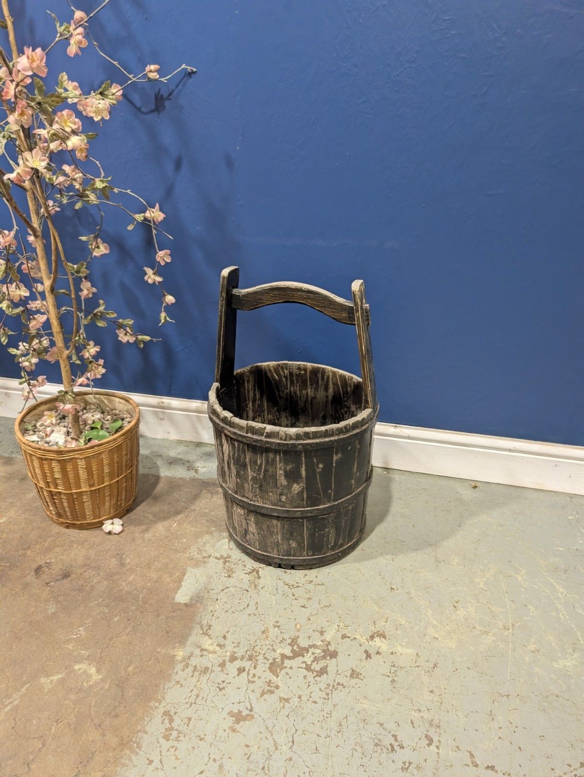 photo furniture Antique Primitive Wooden Well Water Bucket Plant Pot Ironbound Barrel