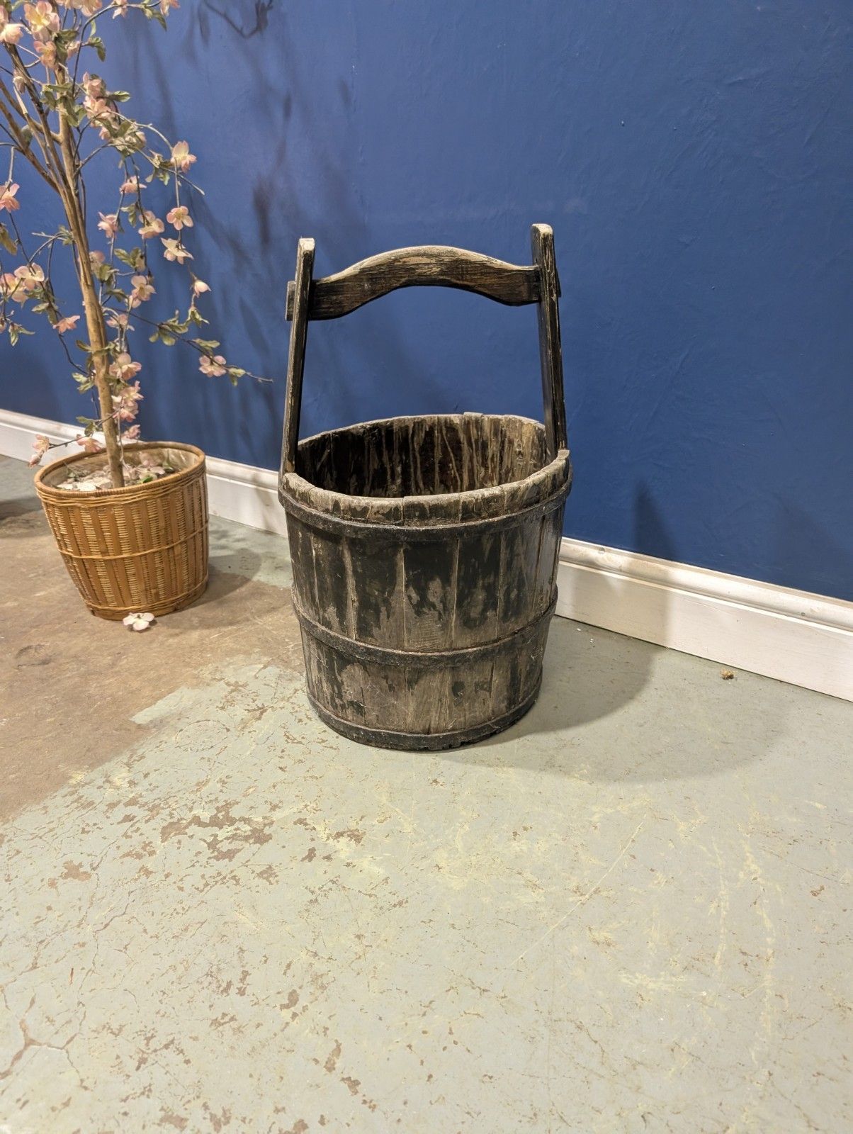 photo vinterior Antique Primitive Wooden Well Water Bucket Plant Pot Ironbound Barrel