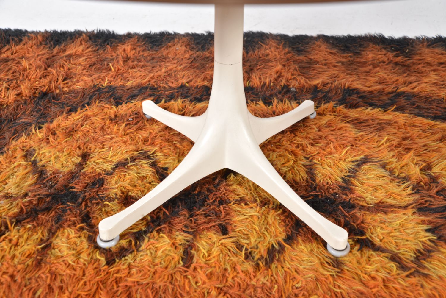 Furniture 1960s Midcentury White Low Pedestal Coffee Side Table By George Nelson For Herman Miller Model 5452 photo
