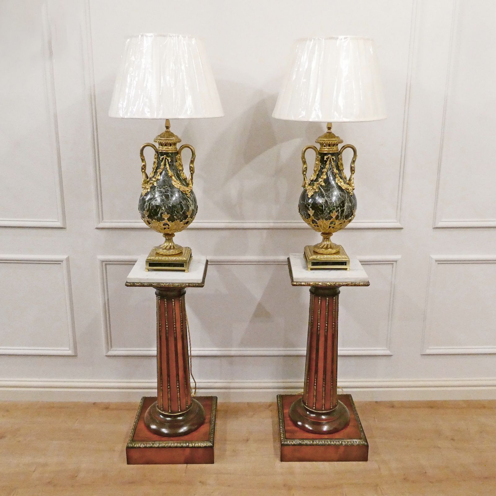 photo vinterior Pair Of Victorian Satinwood Pedestals