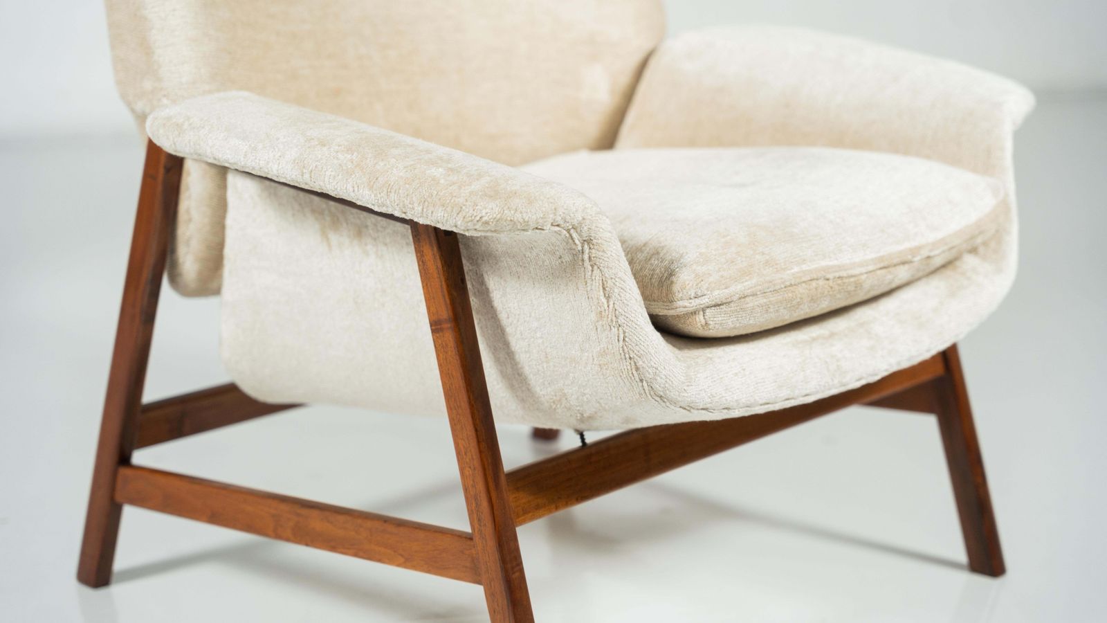 photo furniture Pair Of Armchairs "849 " By Gianfranco Frattini For Cassina, 1960s