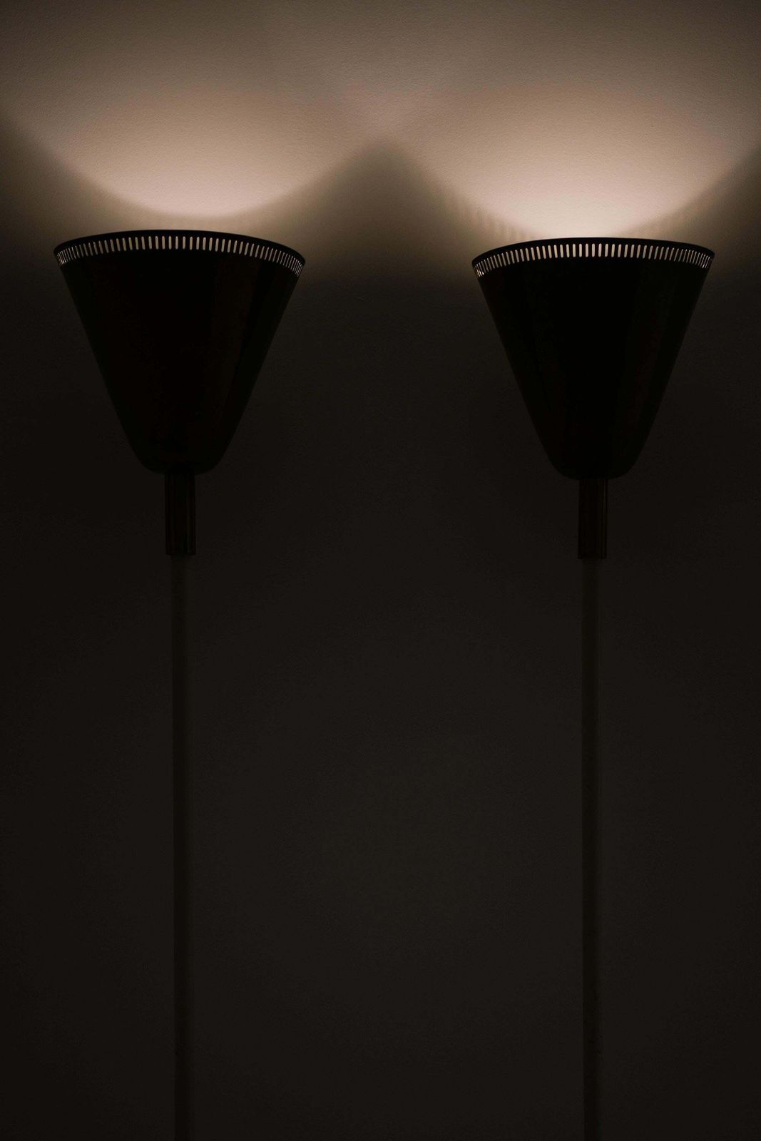 Set Of 2 Floor Lamps In Brass And Lacquered Metal, 1950s photo vinterior