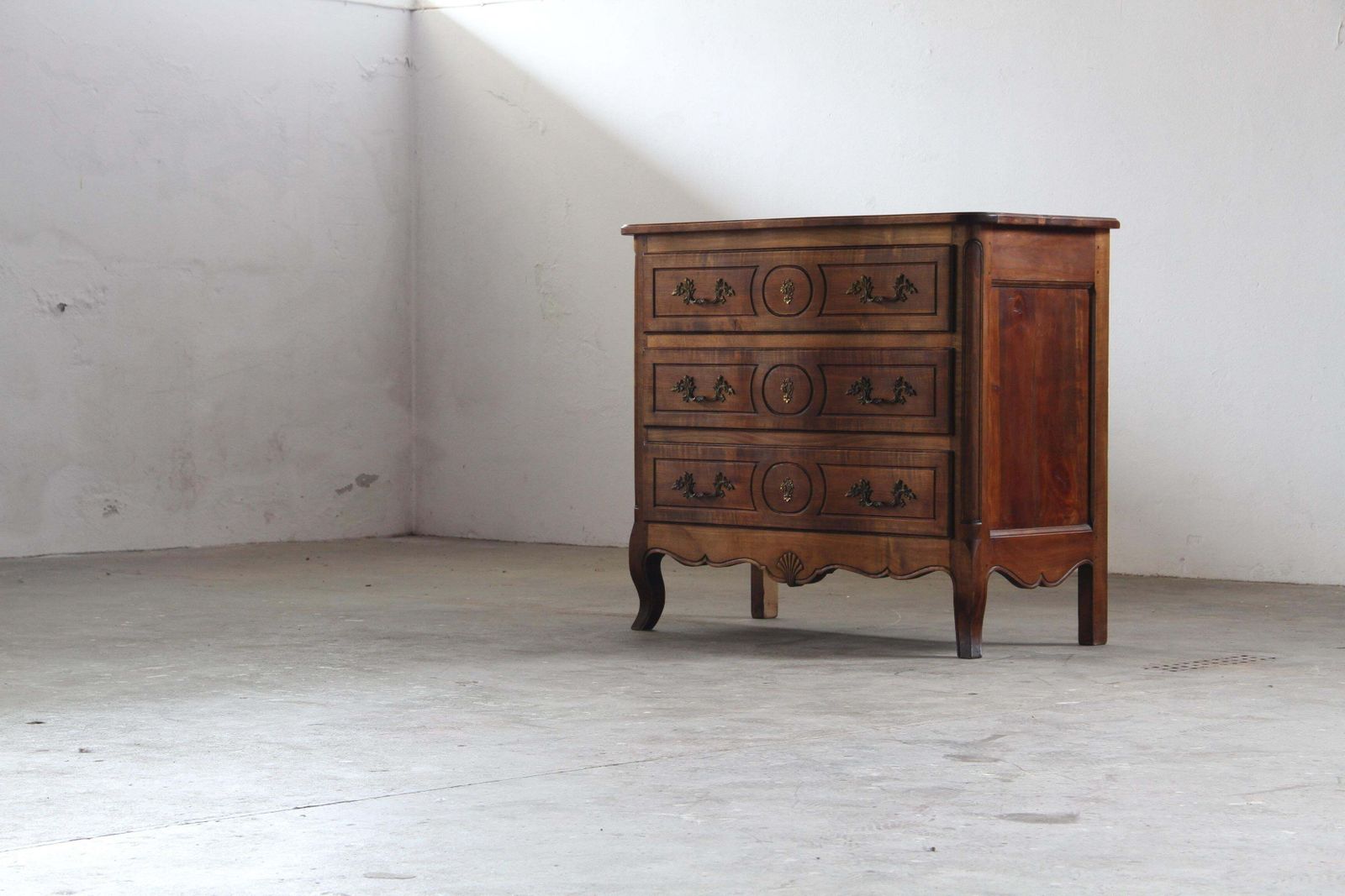 Vintage Commode In Walnoot, 18e Eeuw, Frans Provençaals, Lodewijk XVI Periode photo for sale