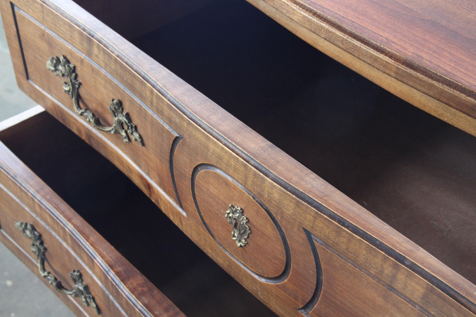 Vintage Commode In Walnoot, 18e Eeuw, Frans Provençaals, Lodewijk XVI Periode photo vinterior