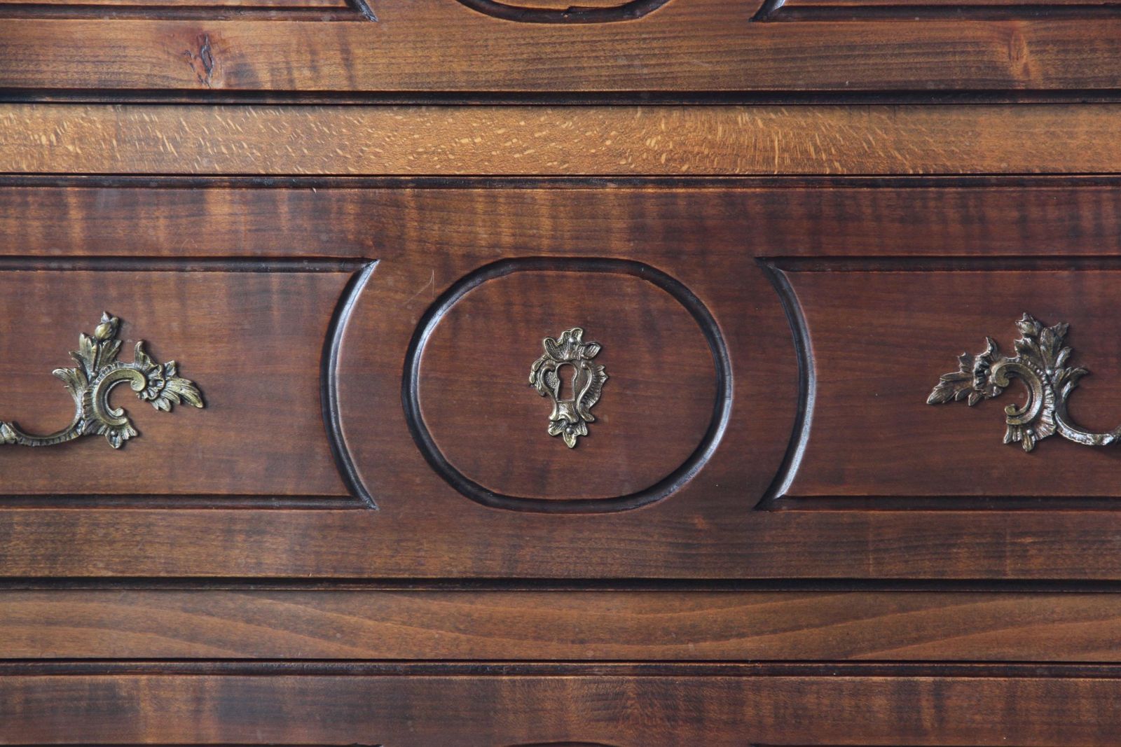 photo buy Vintage Commode In Walnoot, 18e Eeuw, Frans Provençaals, Lodewijk XVI Periode