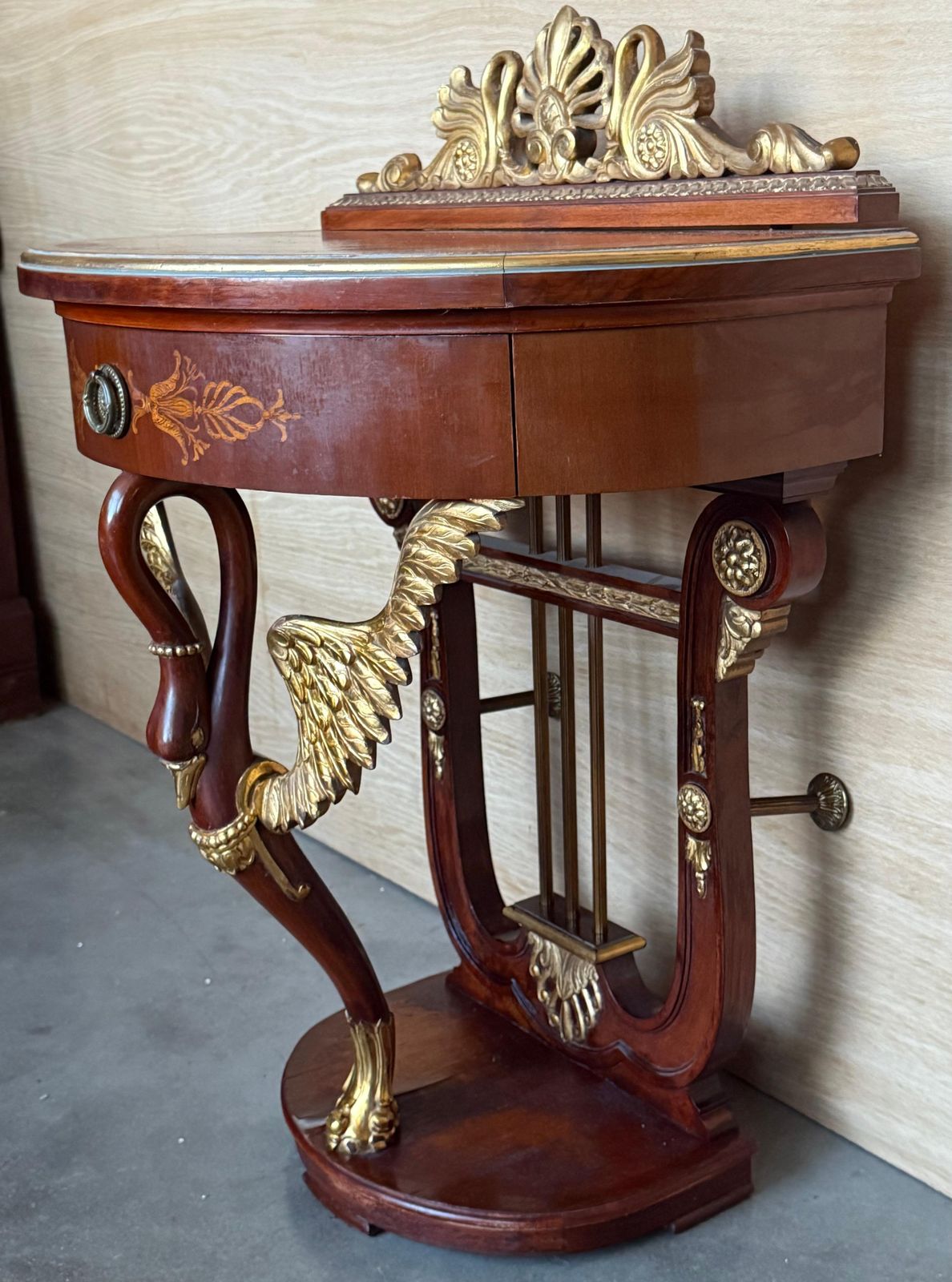 Paire de tables de chevet demi-lune aux cygnes, plateau en marqueterie et fronton, XXe siècle photo vinterior