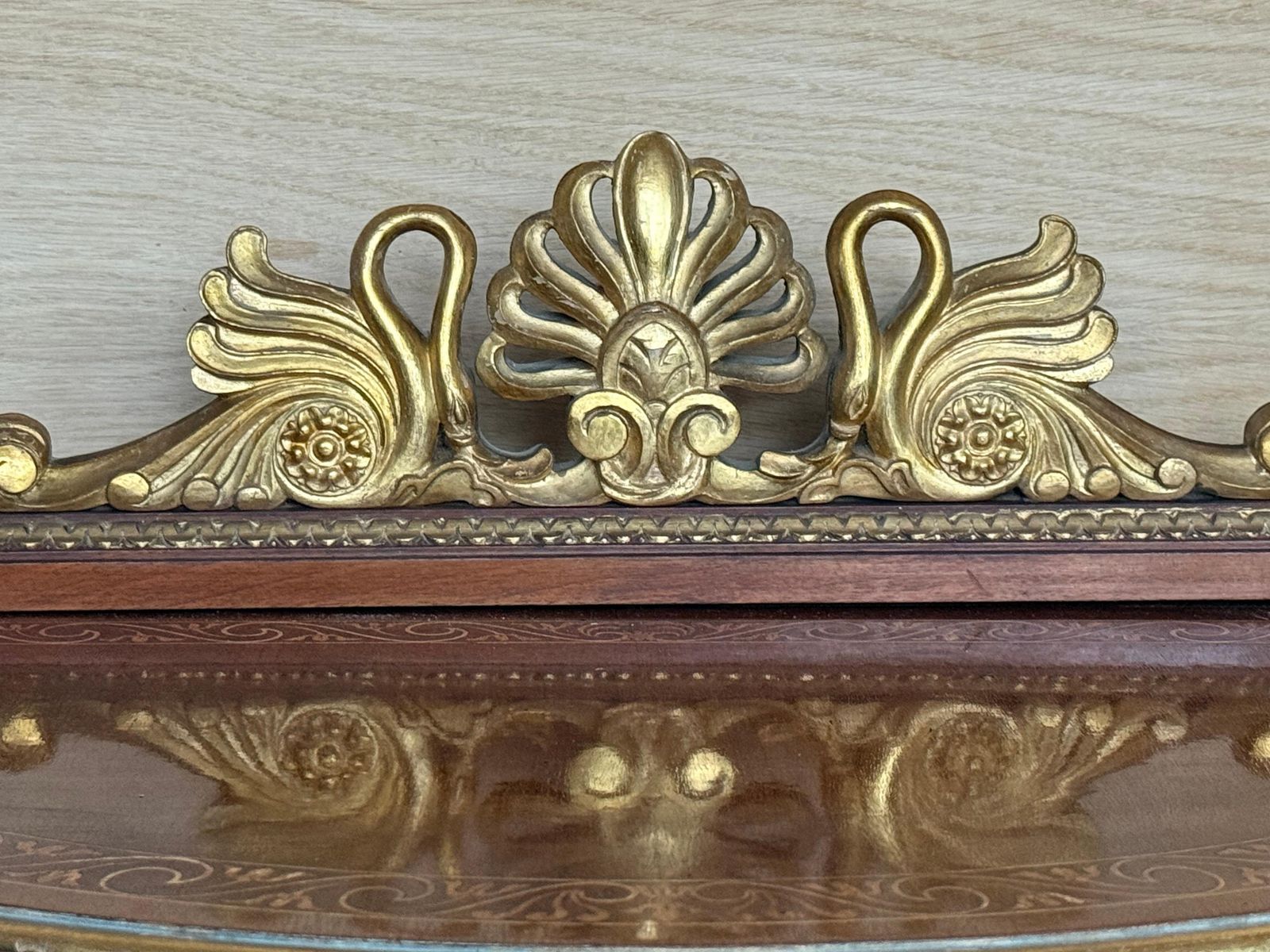 Paire de tables de chevet demi-lune aux cygnes, plateau en marqueterie et fronton, XXe siècle photo buy