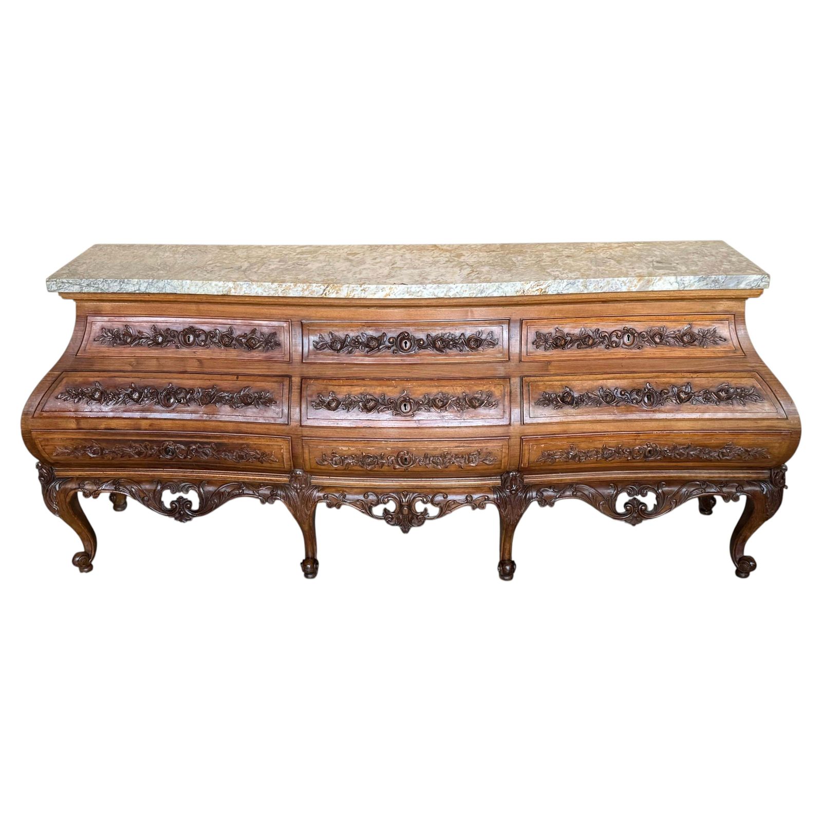 Commode Louis XV en noyer sculpté de style provincial français, XXe siècle