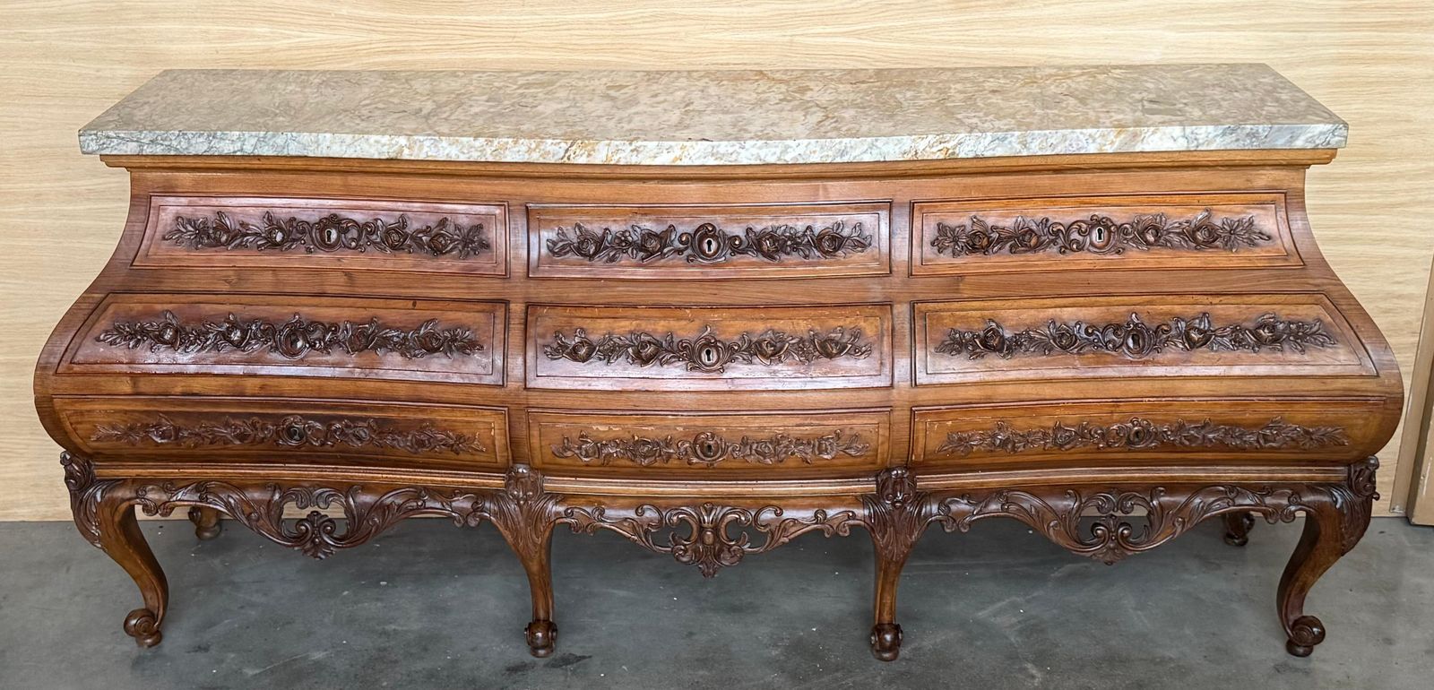 Commode Louis XV en noyer sculpté de style provincial français, XXe siècle photo for sale