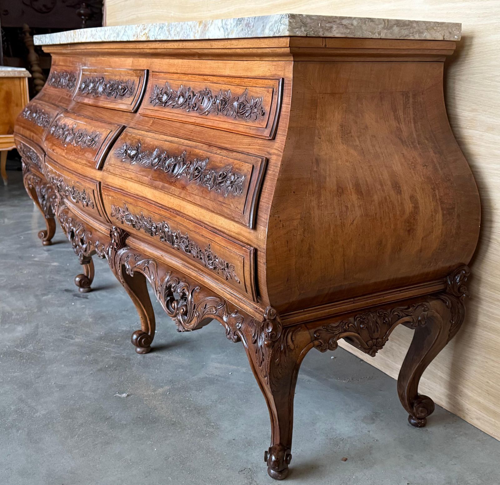 Commode Louis XV en noyer sculpté de style provincial français, XXe siècle photo Mobilier