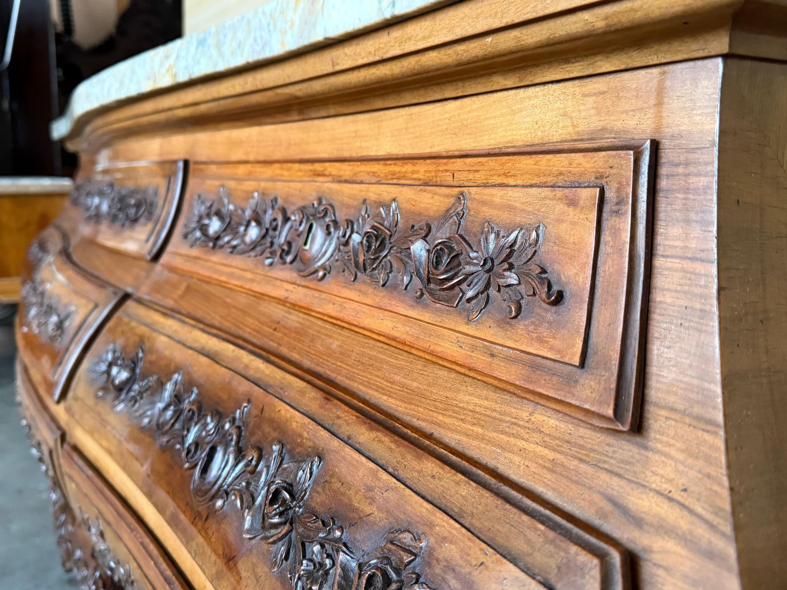 Commode Louis XV en noyer sculpté de style provincial français, XXe siècle photo vinterior