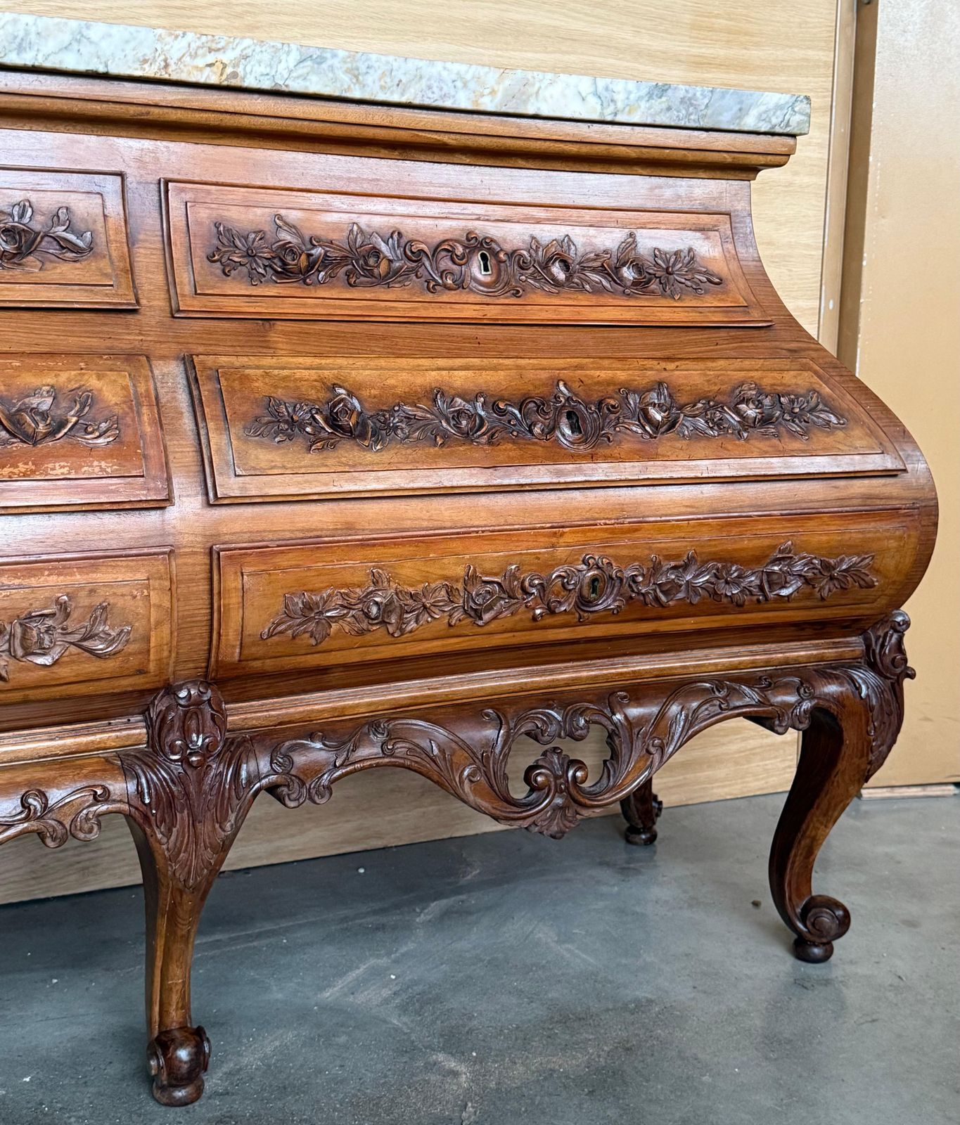 photo furniture Commode Louis XV en noyer sculpté de style provincial français, XXe siècle