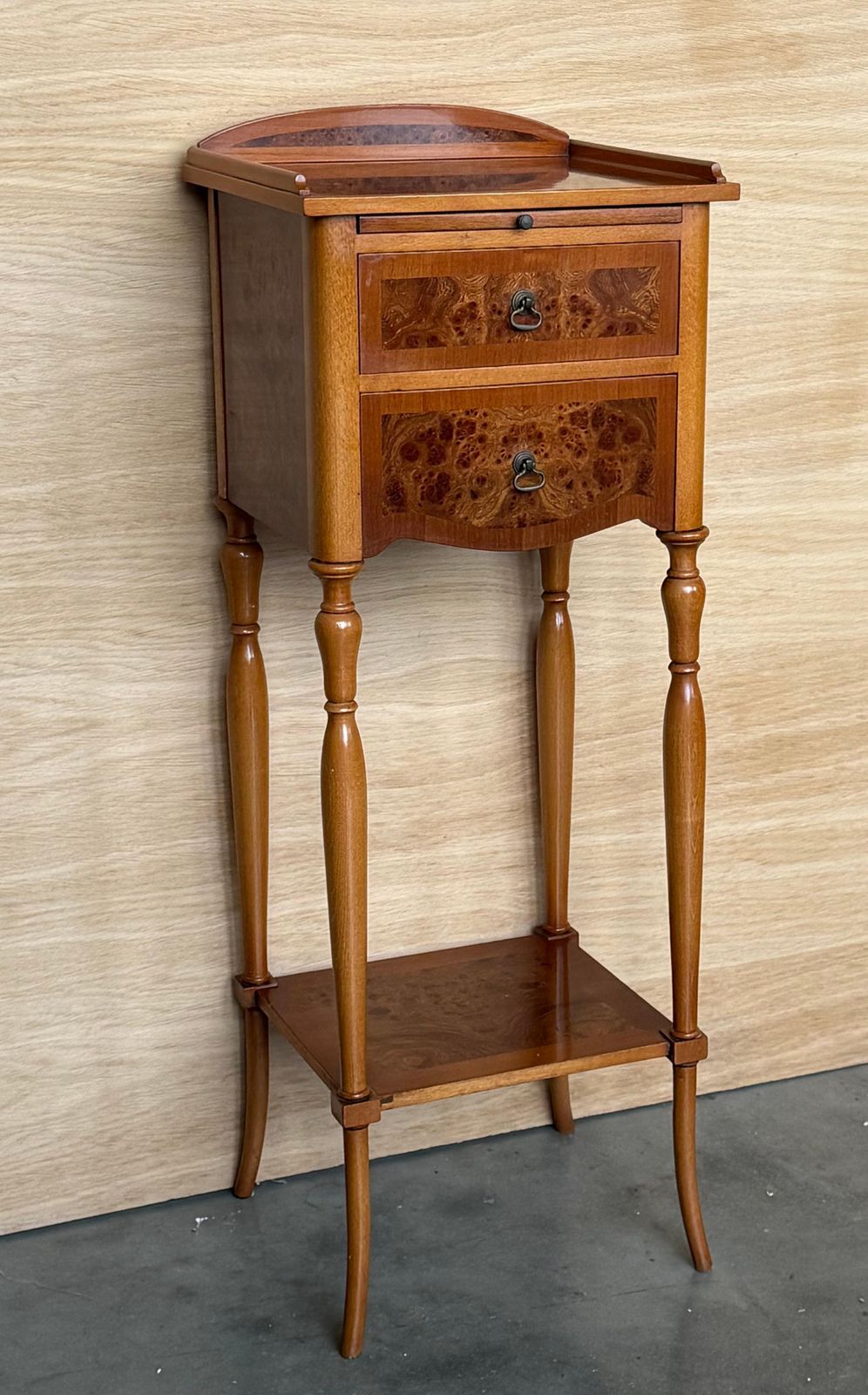 Table de chevet italienne d'époque en bois avec plateau coulissant dissimulé, début du XXe siècle photo Mobilier