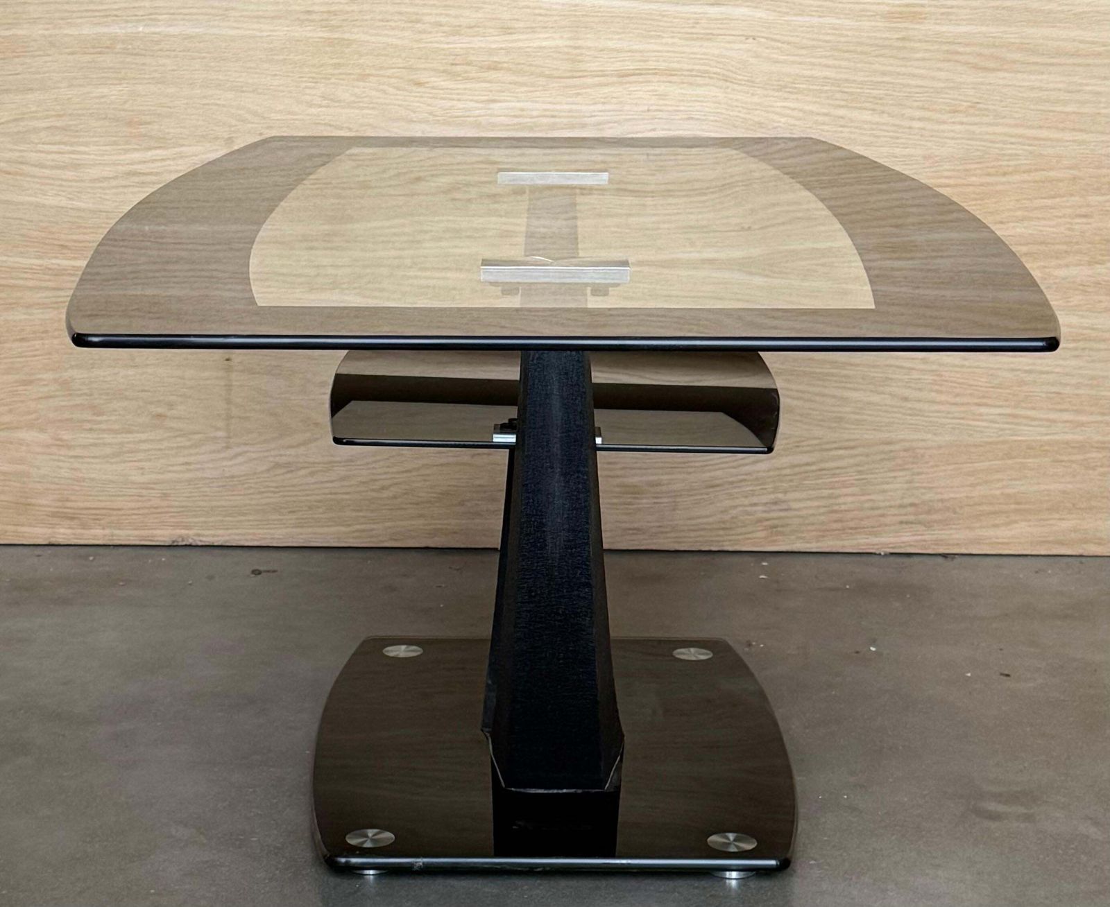 Table basse rectangulaire à deux niveaux, plateau en verre noir et pied central en métal photo buy