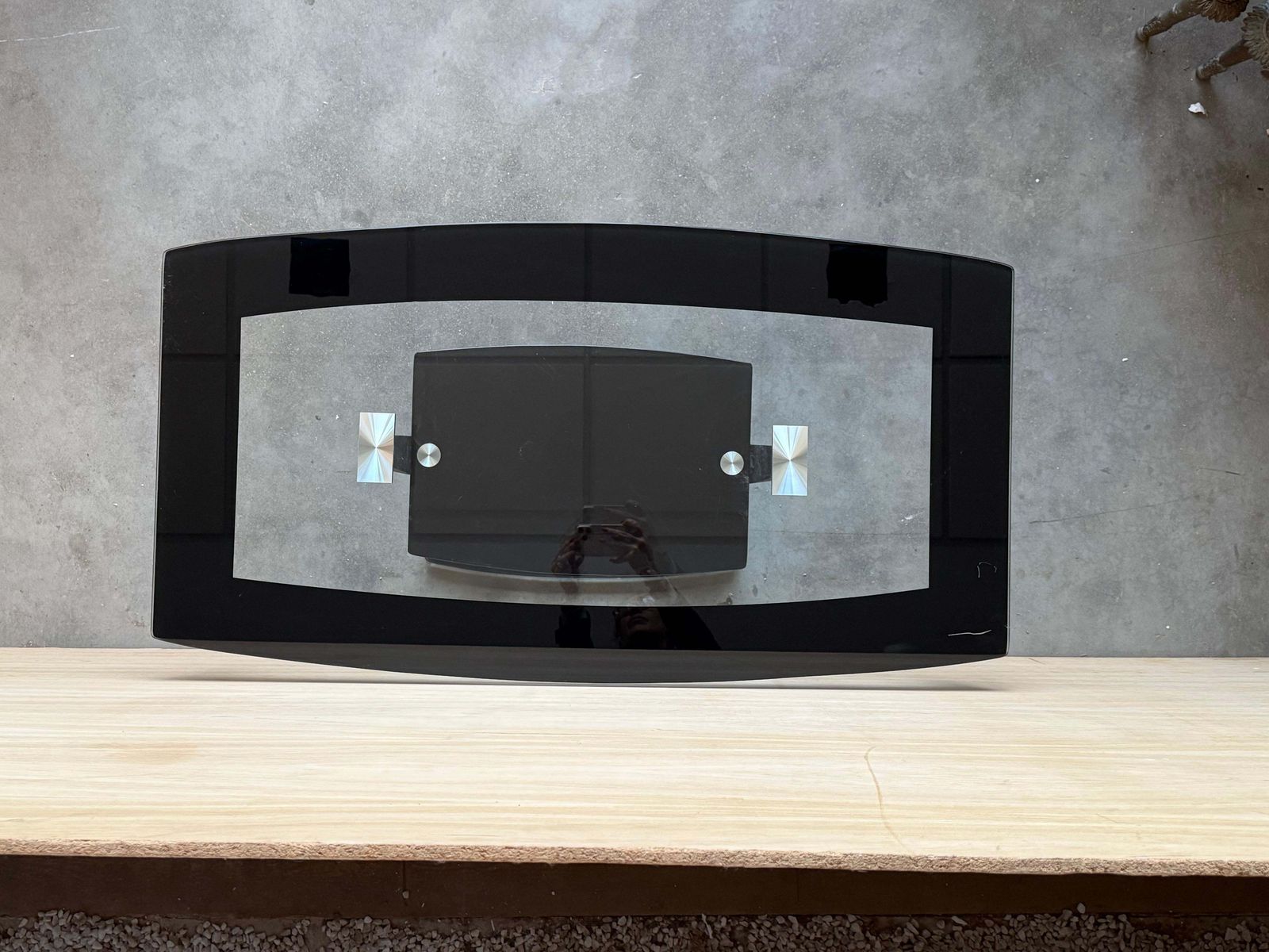 1991.0 Table basse rectangulaire à deux niveaux, plateau en verre noir et pied central en métal photo
