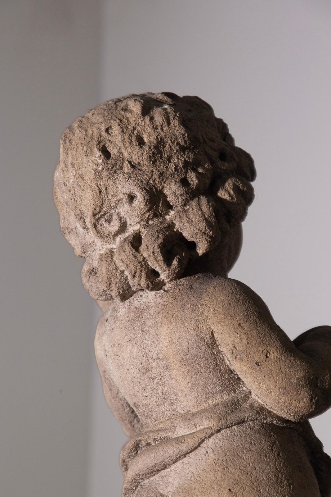 1606.0 Elegant Italian Musical Cherub Statue In Stone For The Garden photo