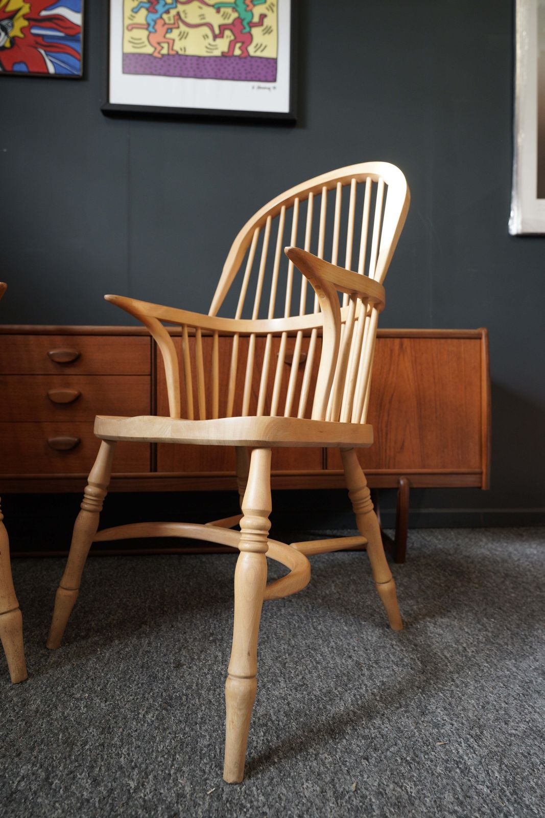 photo vintage British Windsor Carver Armchairs In Solid Beech – United Kingdom, Mid 20th Century