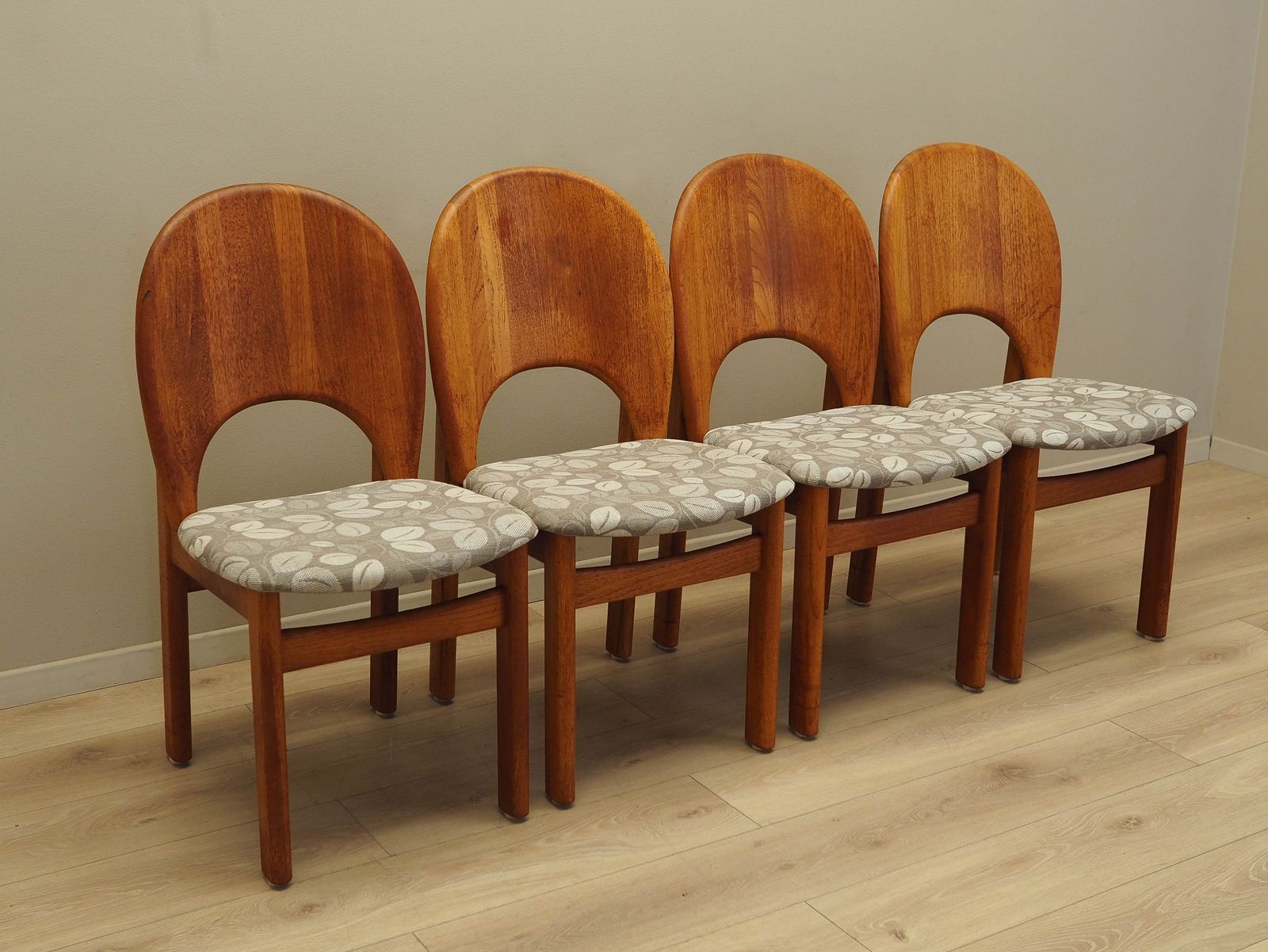 Set Of Four Teak Chairs Danish Design 1960s Designer Niels Koefoed Manufacturer Glostrup photo vinterior
