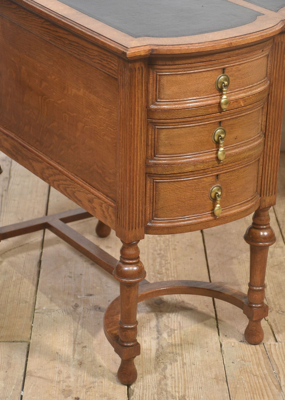 Oak Pedestal Writing Desk, Mid 20th Century photo vinterior