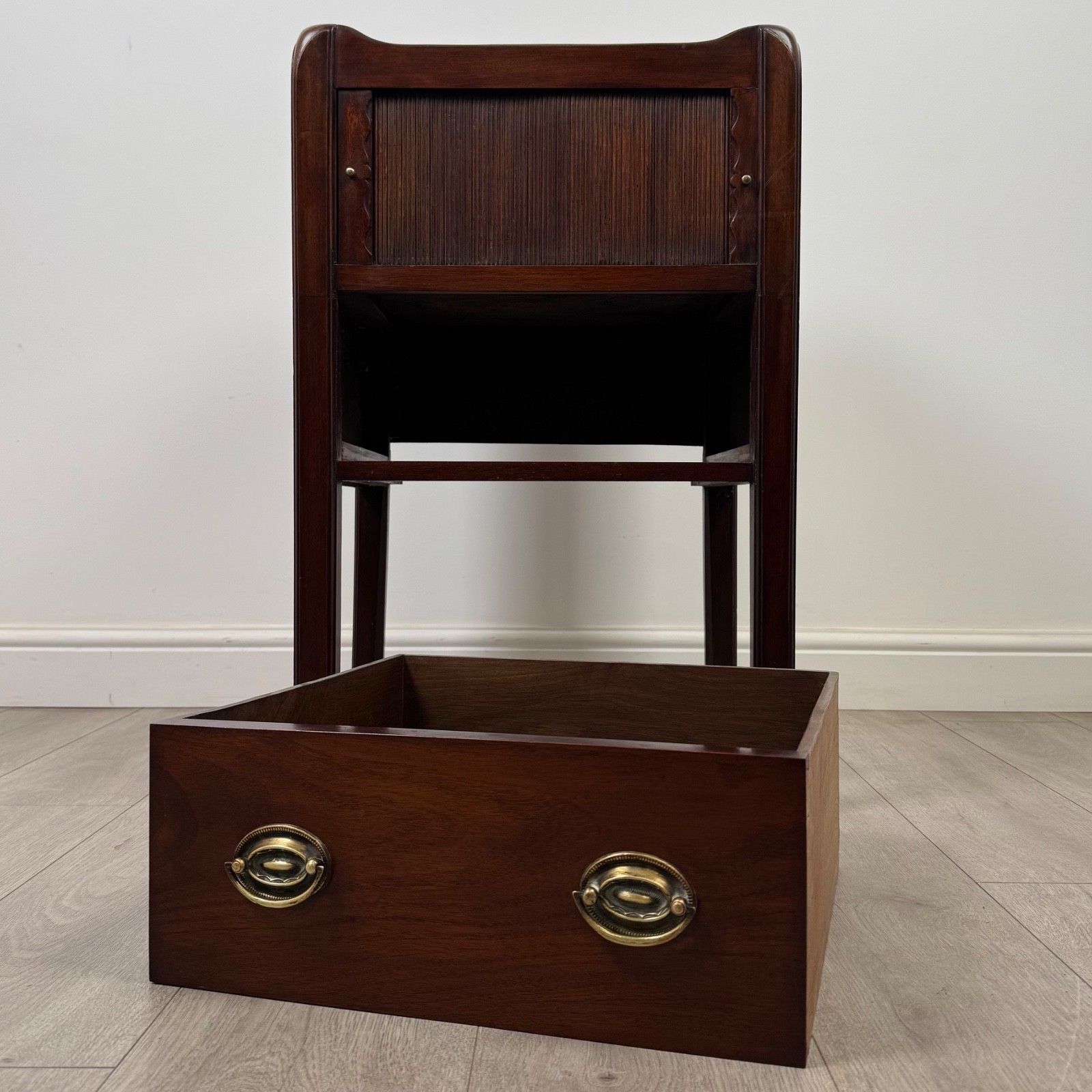 Furniture Antique 18th Century Fine Quality Cabinet In Mahogany photo