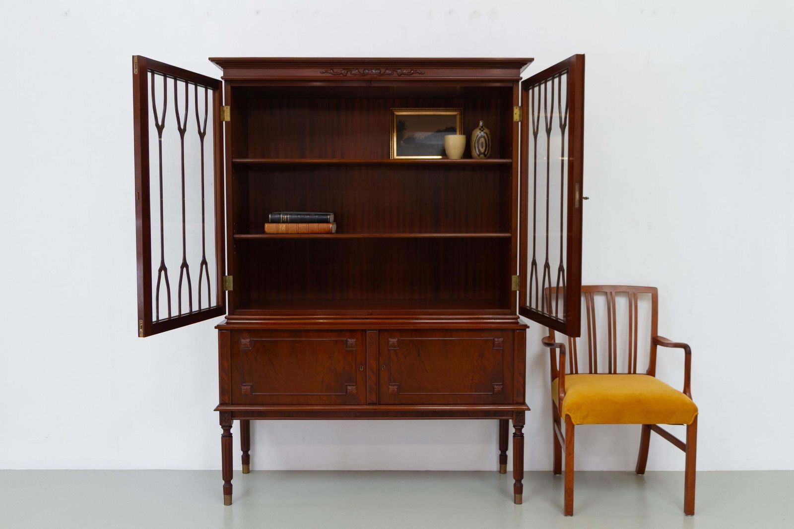photo vintage Danish Hepplewhite Mahogany Display Cabinet By Farre Møbelfabrik, 1970s.