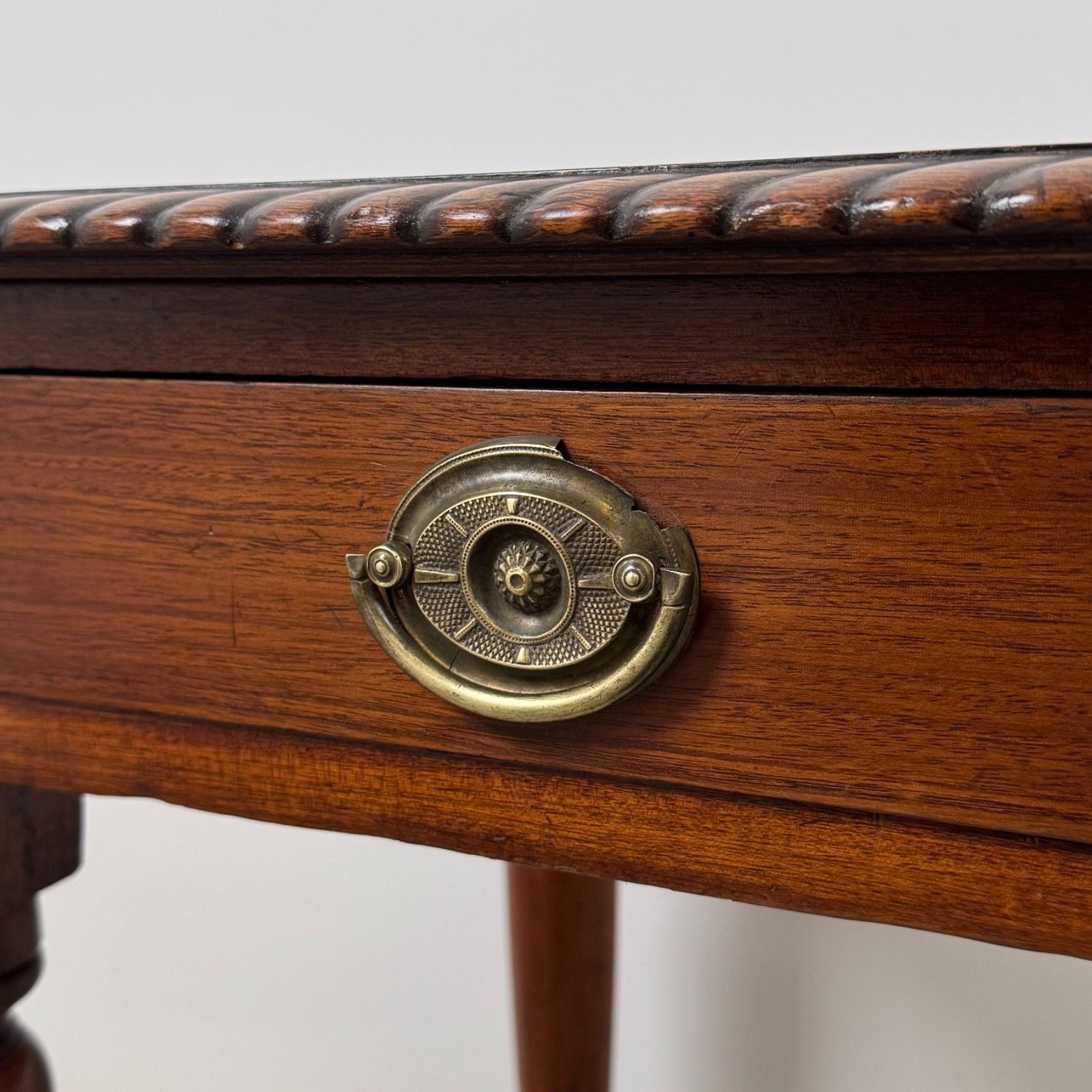 685.0 Antique 20th Century Fine Quality Writing Table In Mahogany photo